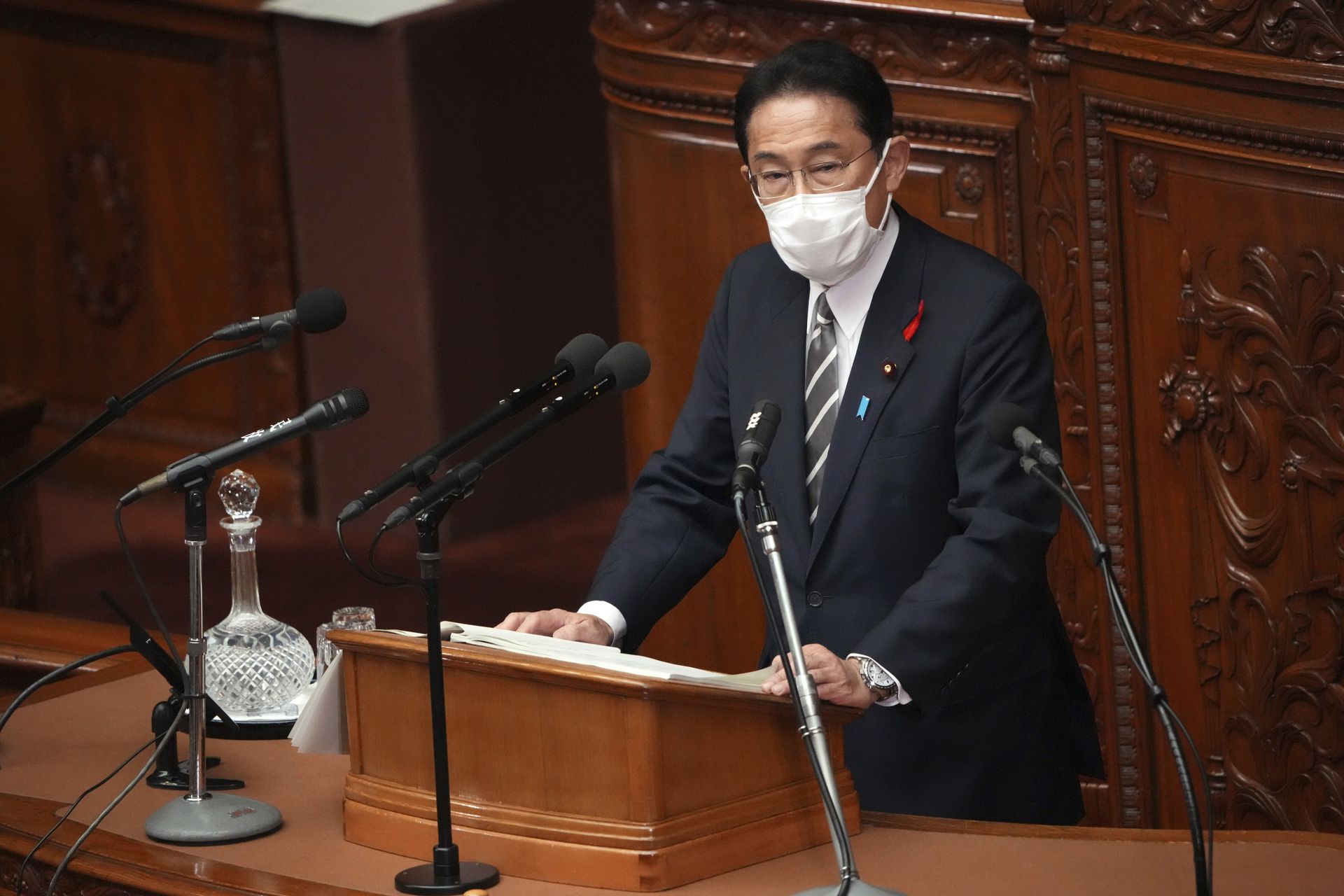 2021年10月8日，日本首相岸田文雄在东京举行的国会众议院全体会议上发表了就任后的首次施政演说，称同中国建立稳定关系很重要。（AP）