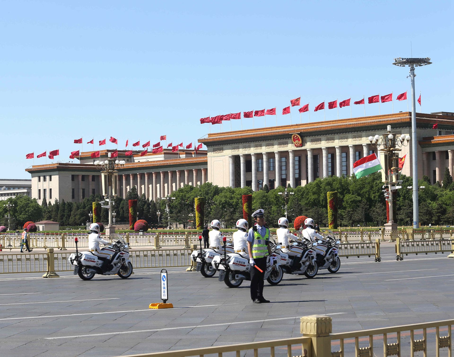 2017年5月13日，中国总理李克强在北京人民大会堂东门外广场举行仪式，欢迎匈牙利总理欧班访华并出席“一带一路”国际合作高峰论坛。（新华社）