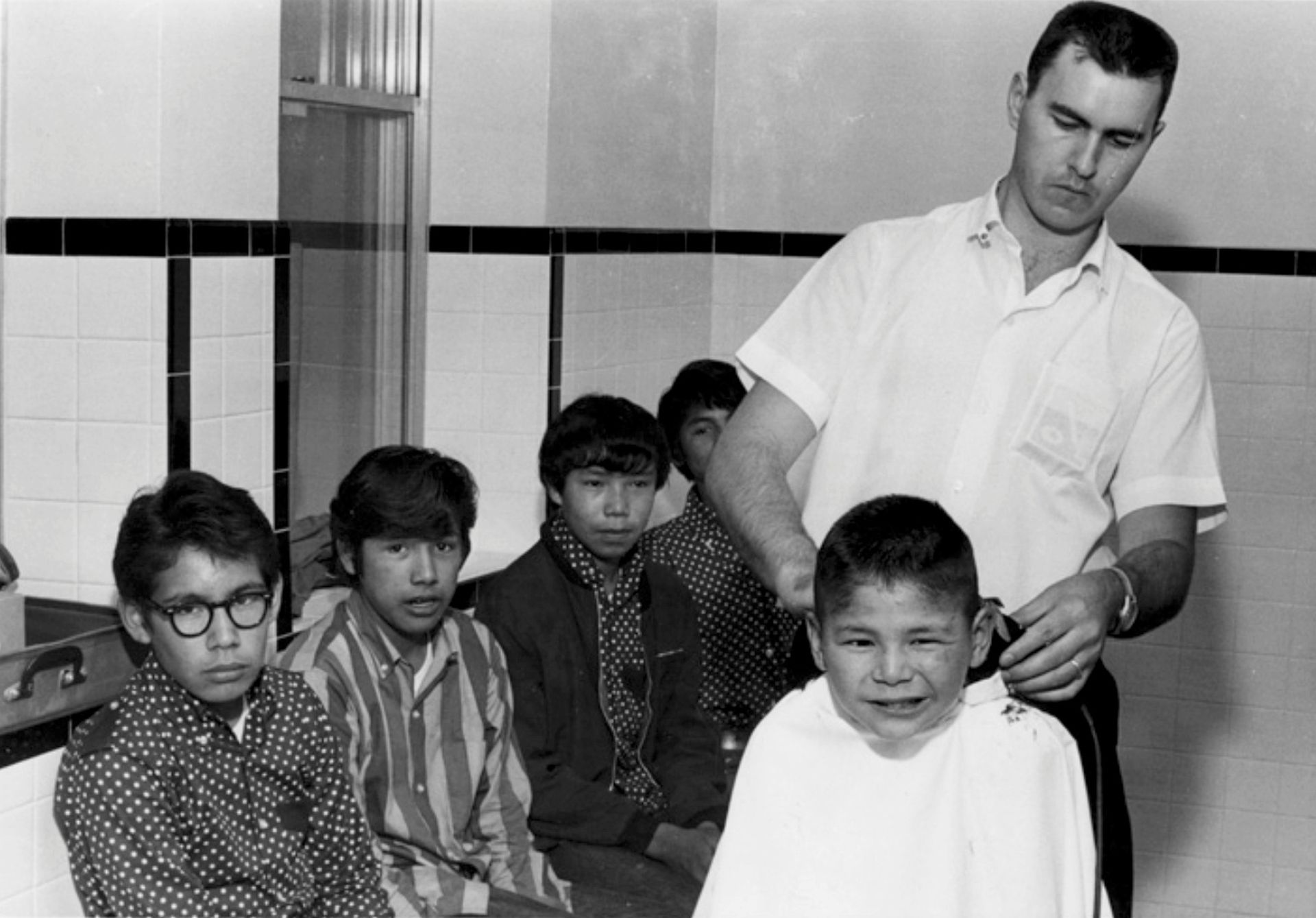 男孩们在Sault Ste的Shingwauk印第安寄宿学校接受理发。（Reuters）