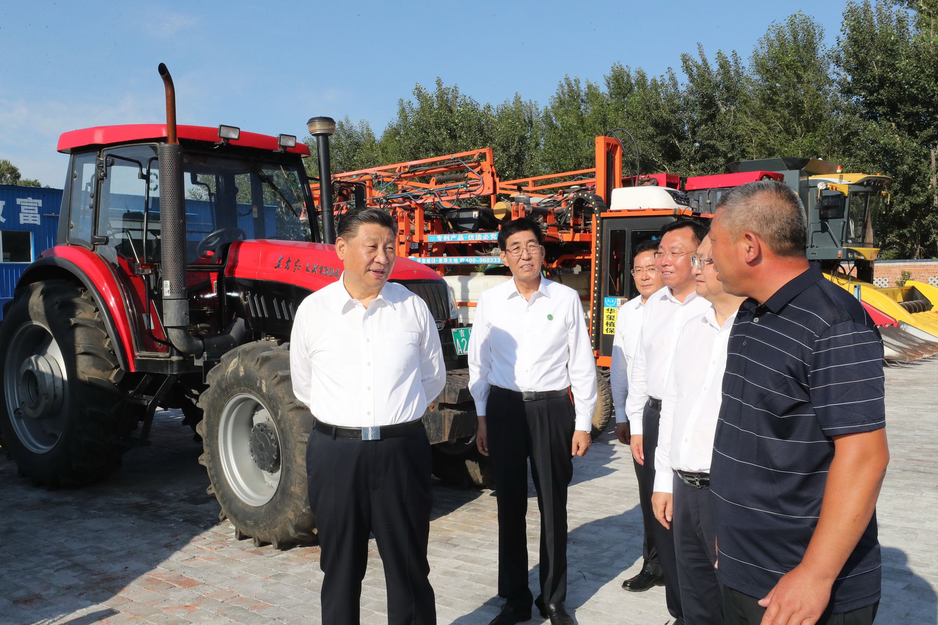 7月22日，习近平（左一）在吉林考察调研，期间针对农机农民专业合作社了解农业机械化规模化经营等情况。一轮新的中国农村产业改革即将开始。（新华社）