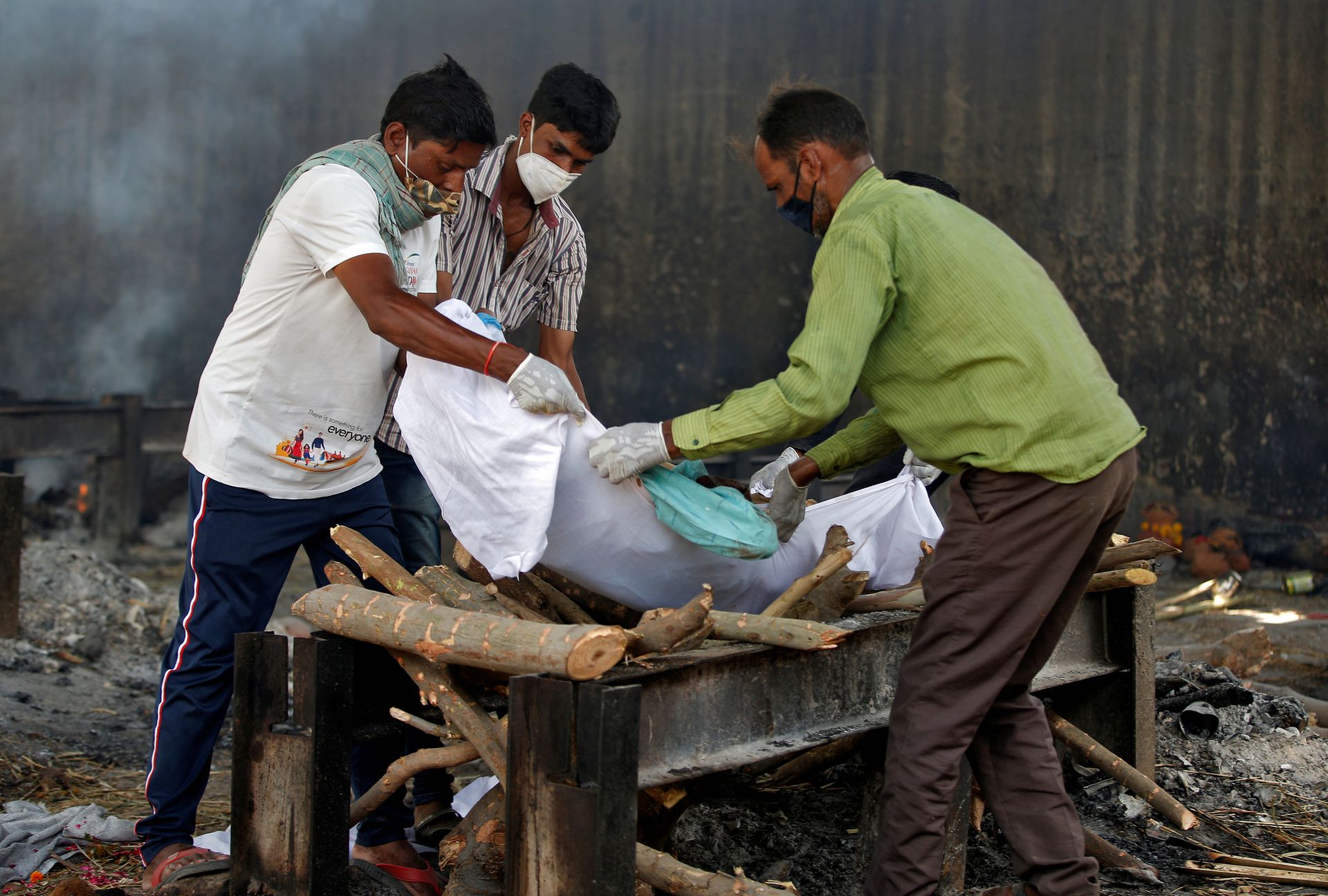 印度新冠疫情恶化，不断创下国内和全世界单日确诊最高纪录。新冠患者的尸体被运至火葬场。（Reuters）