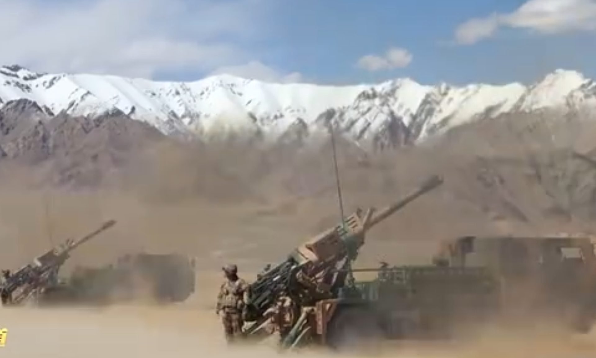 此次演练检验了新疆军区新型车载榴弹炮的作战效能。（中国央视《军事报道》节目视频截图）