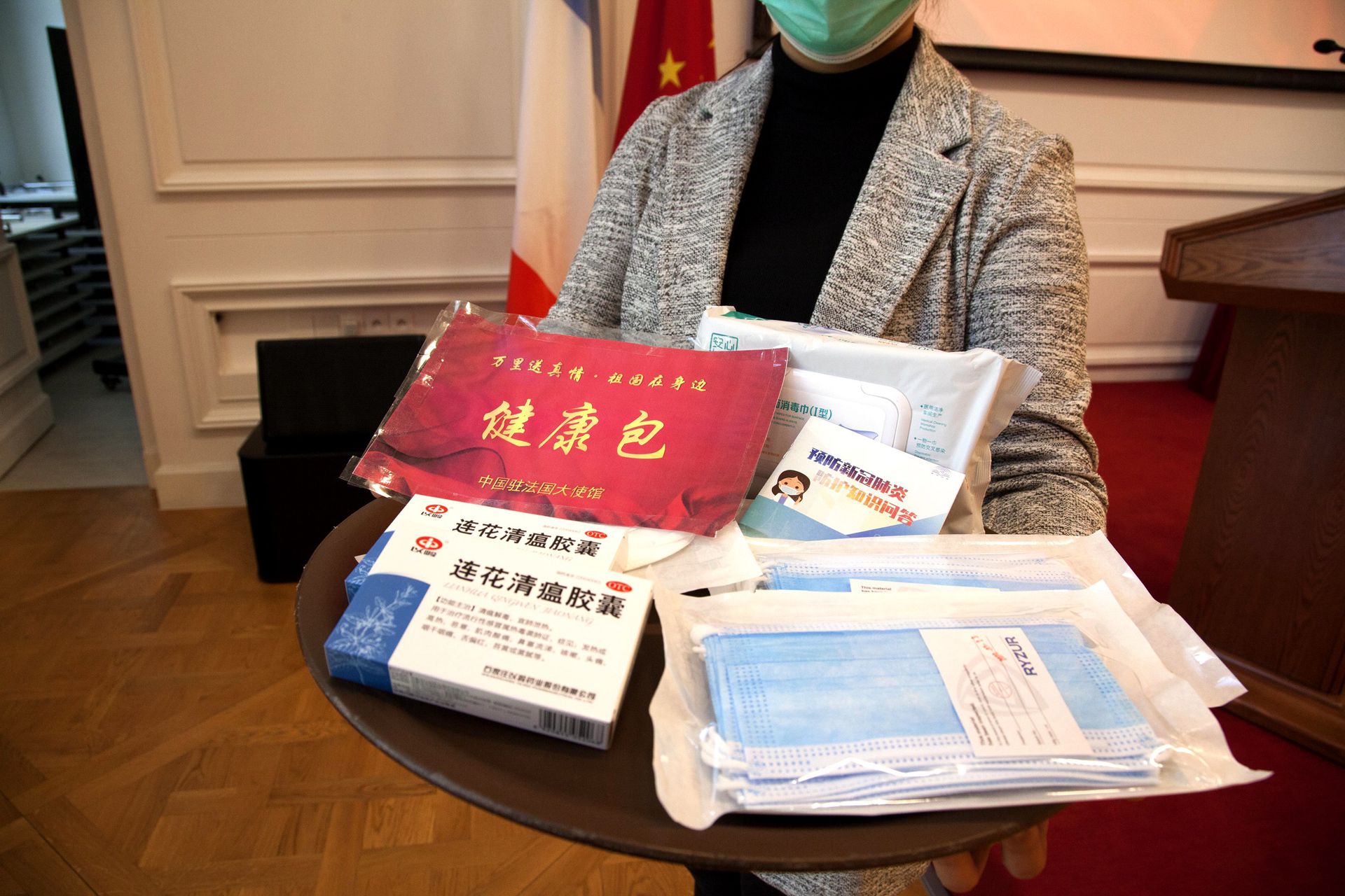 前段时间，中国某驻外大使馆向当地留学生发放“健康包”  。（新华社）