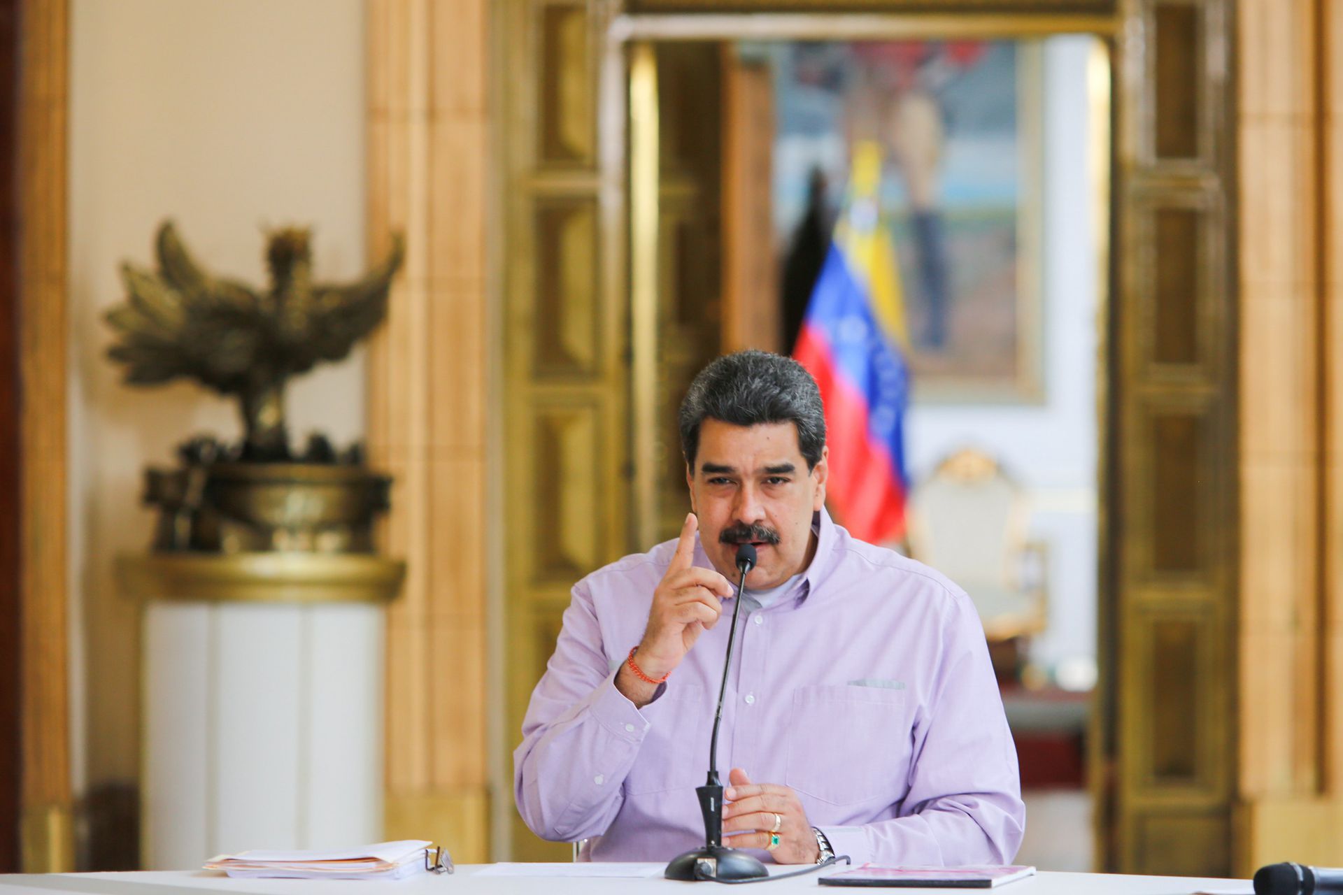 2020年4月8日，在委内瑞拉加拉加斯总统府观花宫，委内瑞拉总统马杜罗（Nicolas Maduro，中）会见中国新冠肺炎（COVID-19）抗疫医疗专家组。（委内瑞拉总统府官网）
