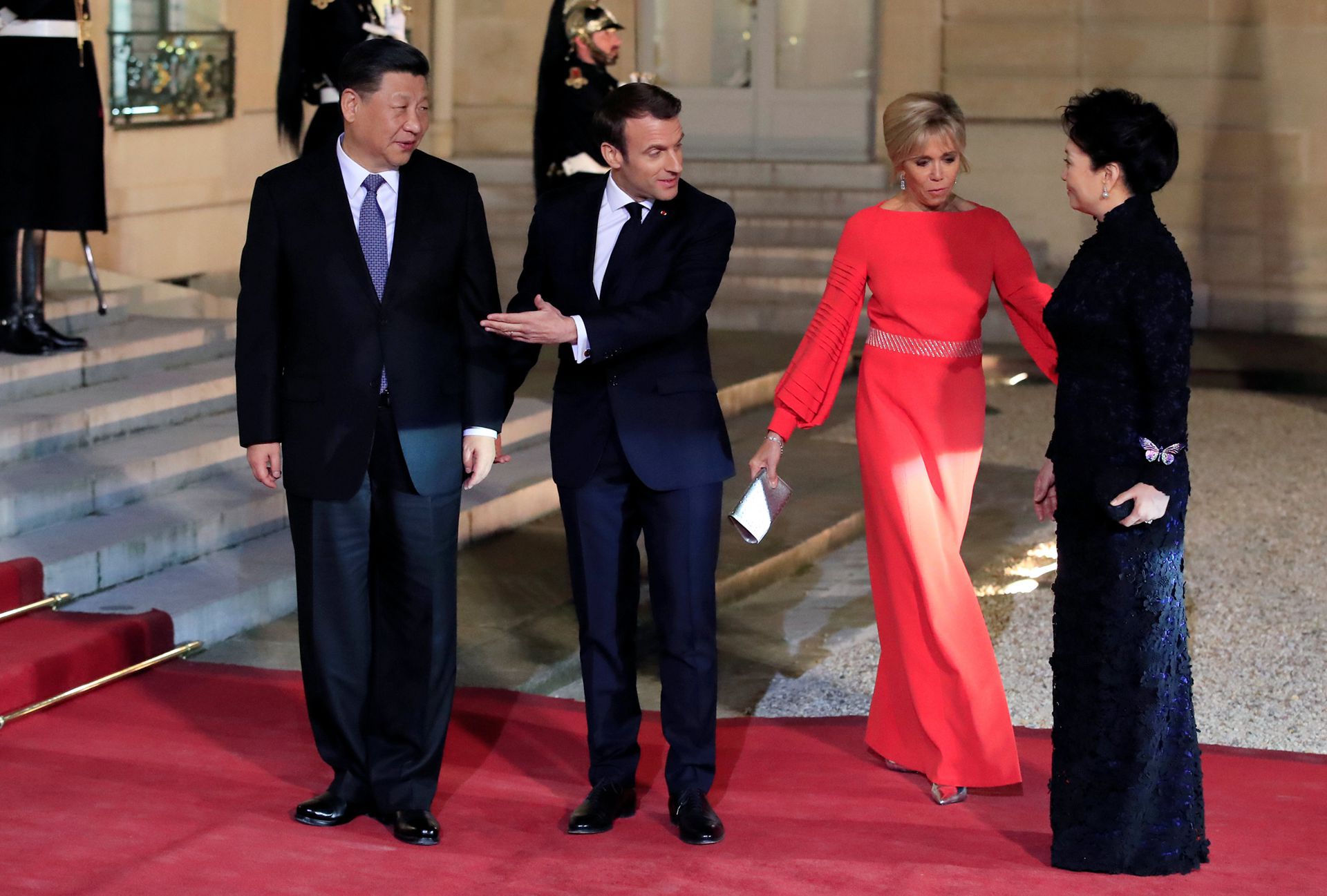2019年3月25日，法国总统马克龙夫妇欢迎中国国家主席习近平和夫人彭丽媛抵达巴黎爱丽舍宫参加国宴。（Reuters）