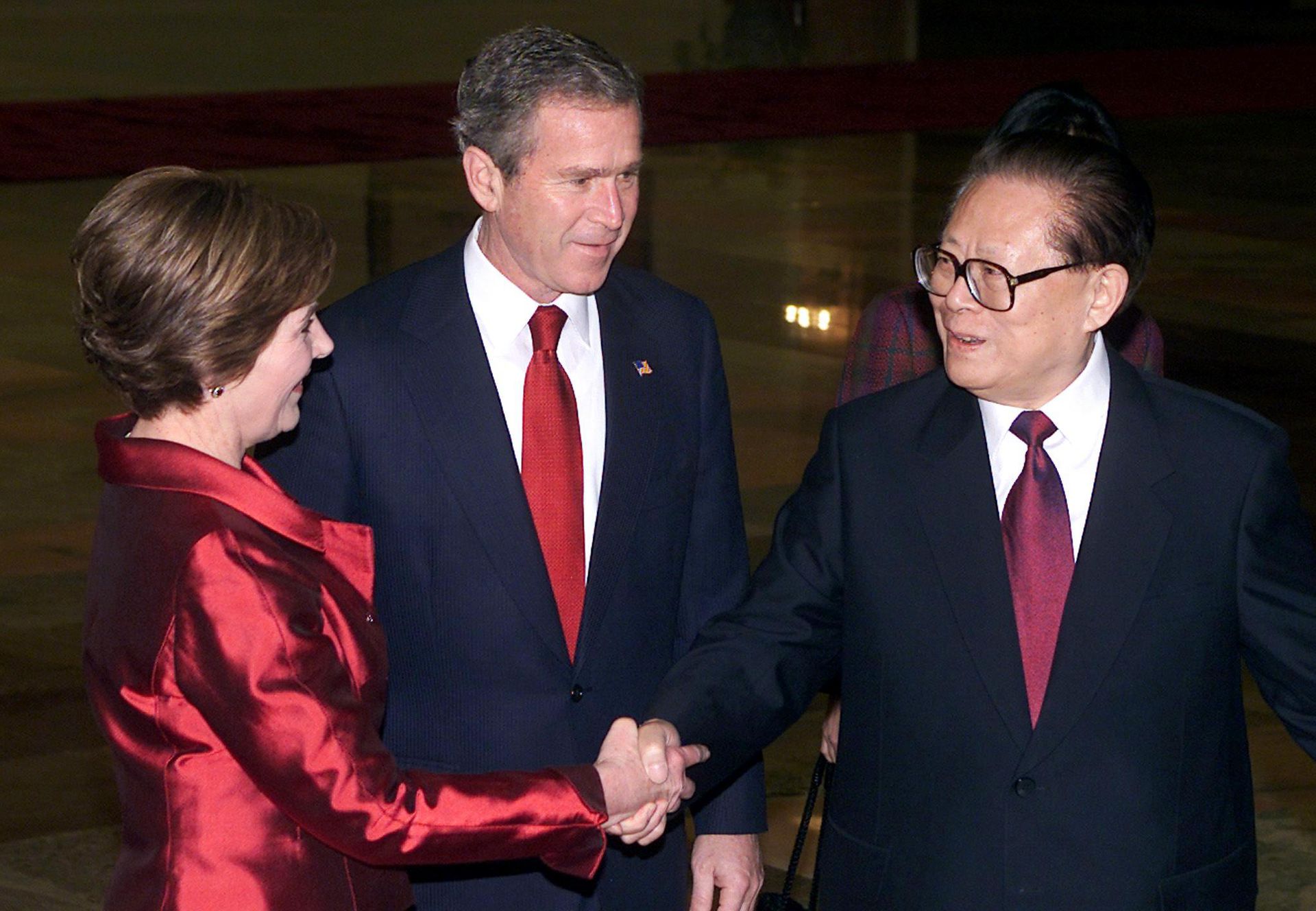 2002年2月21日，时任中国国家主席江泽民在北京人民大会堂接待时任美国总统小布什（George W. Bush）及其夫人访华。（AFP）