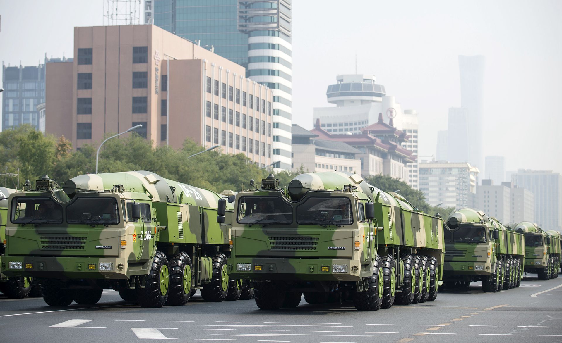 中共建政70周年阅兵中，东风-26核常兼备导弹方队接受检阅。（新华社）