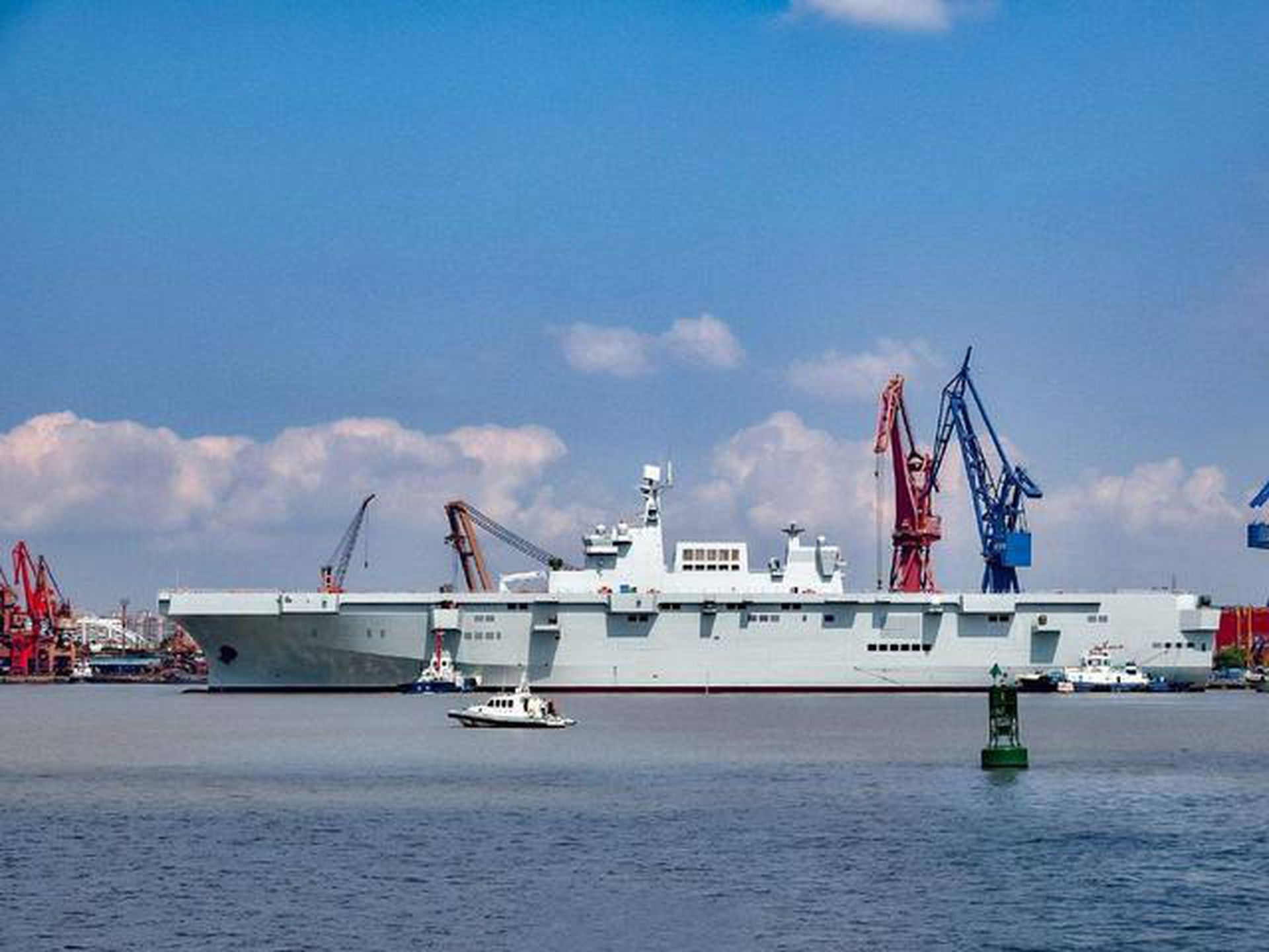据悉，075舰可以搭载30架直升机，是中国海军装备中的又一利器。（微信@强国新前沿）