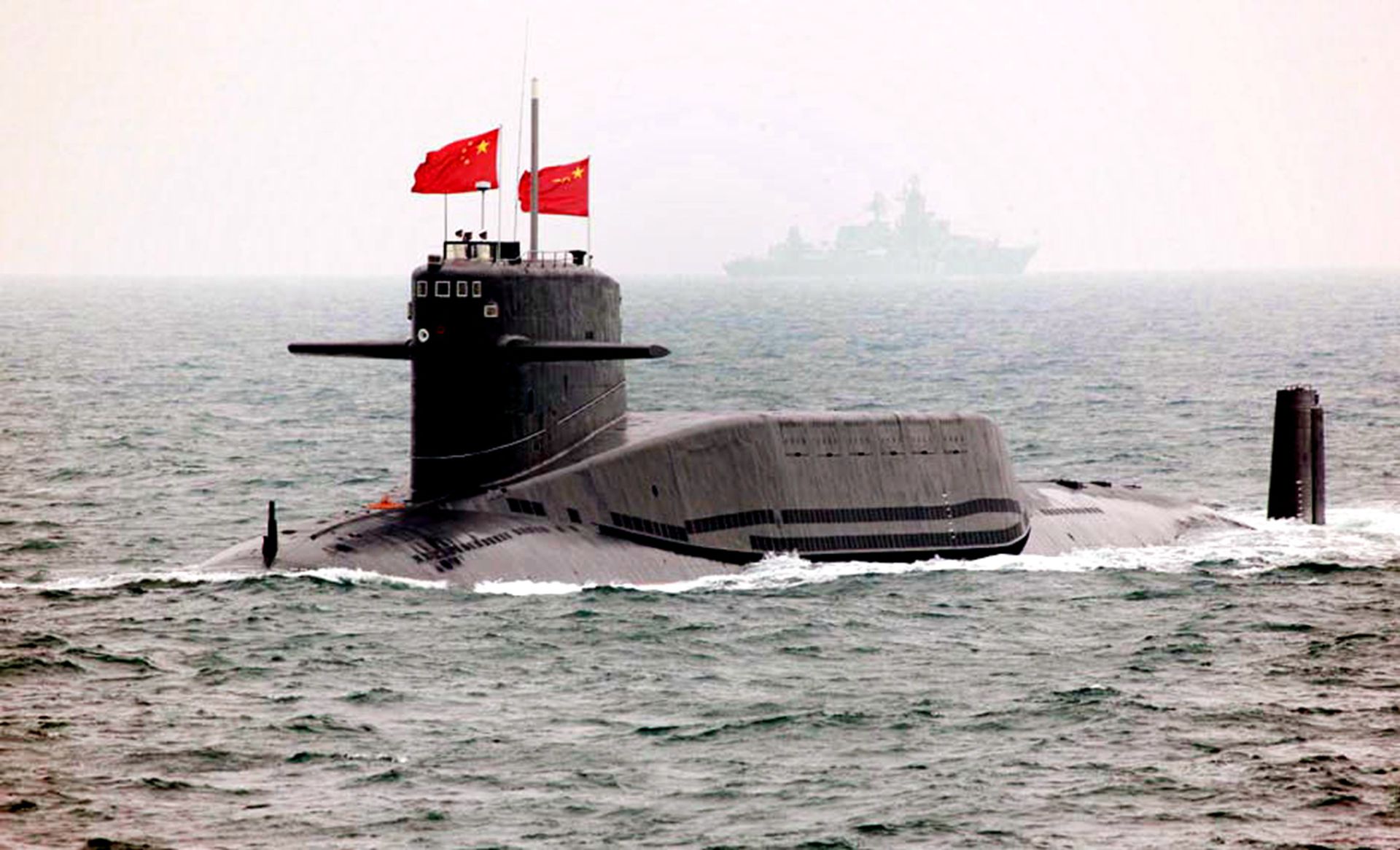 2009年中国海军成立60周年海上阅兵中展示的092型弹道导弹核潜艇。092型弹道导弹核潜艇，北约代号“夏”级，围壳后高耸的龟背是大国的象征。（新华社）