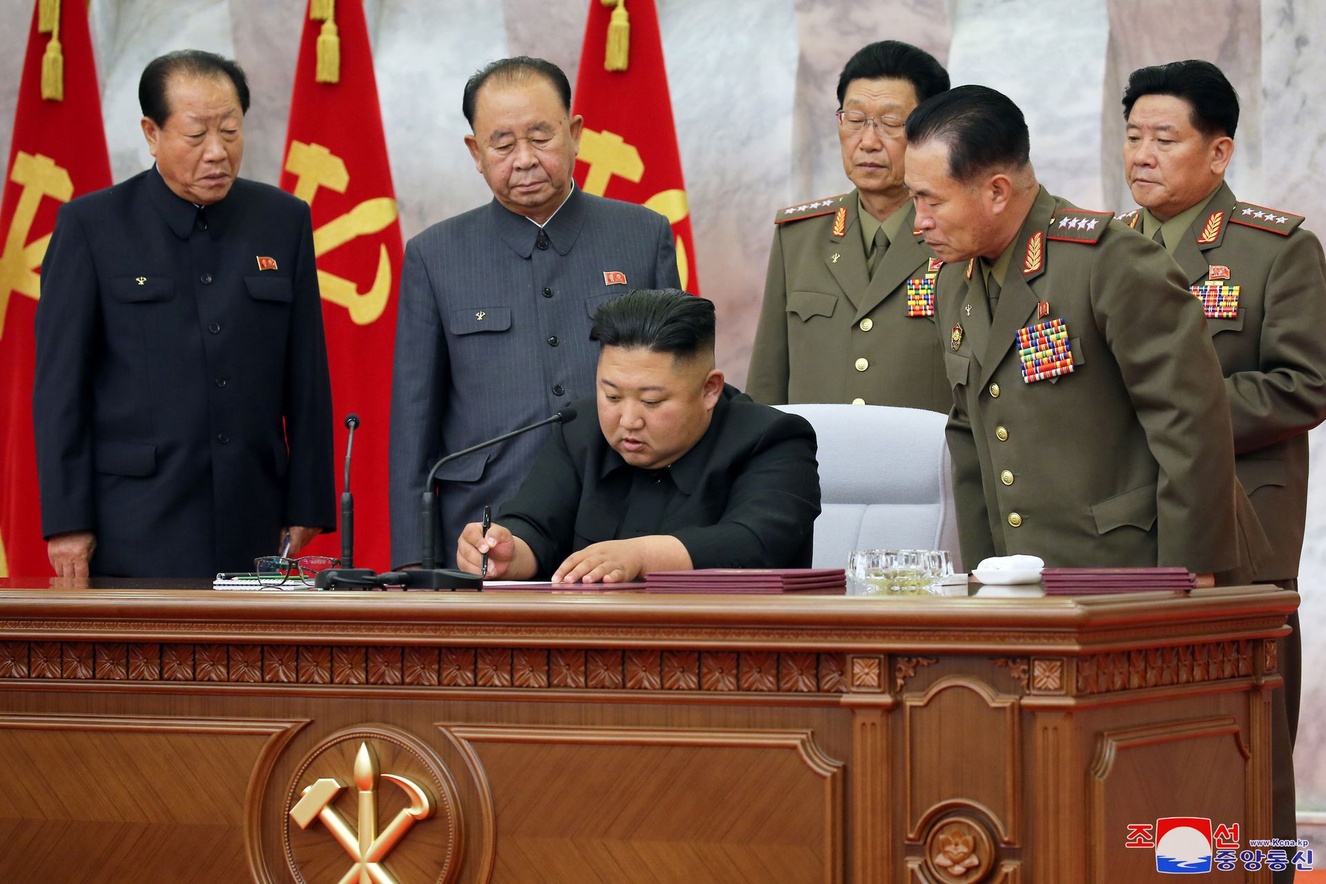 2020年5月24日朝鲜中央通讯社发布的这张照片，金正恩主持朝鲜劳动党中央军事委员会会议。（路透社）