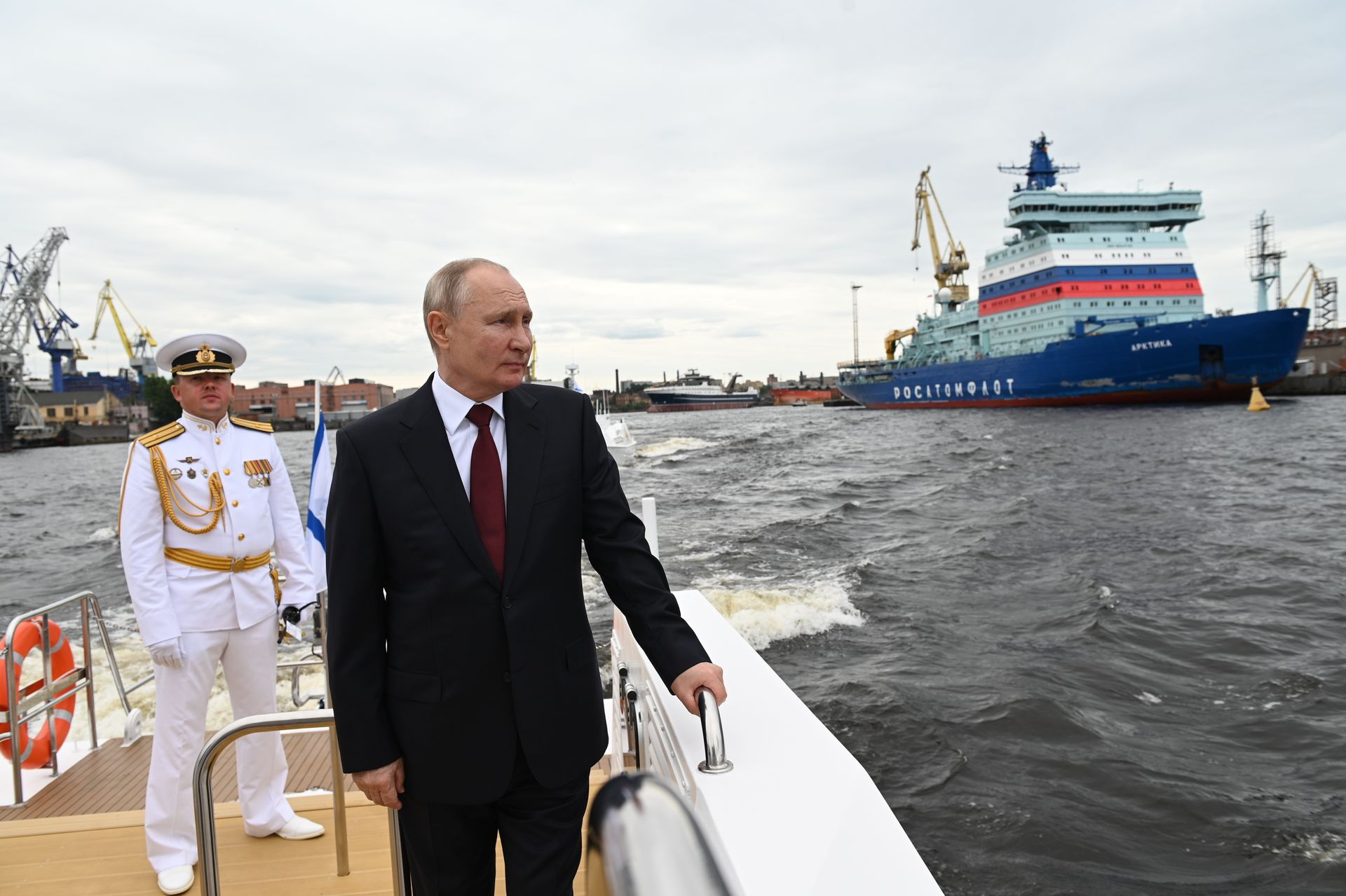 2021年7月25日，星期日，俄罗斯圣彼得堡海军节阅兵式后，俄罗斯总统普京参加了最新一代超级拖网渔船“机械师Sizov”的下水仪式。（AP）