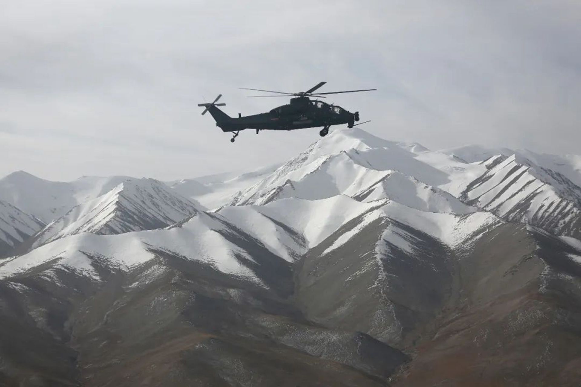 中国军队武装直升机出现在高原地区。（西部战区官微截图）
