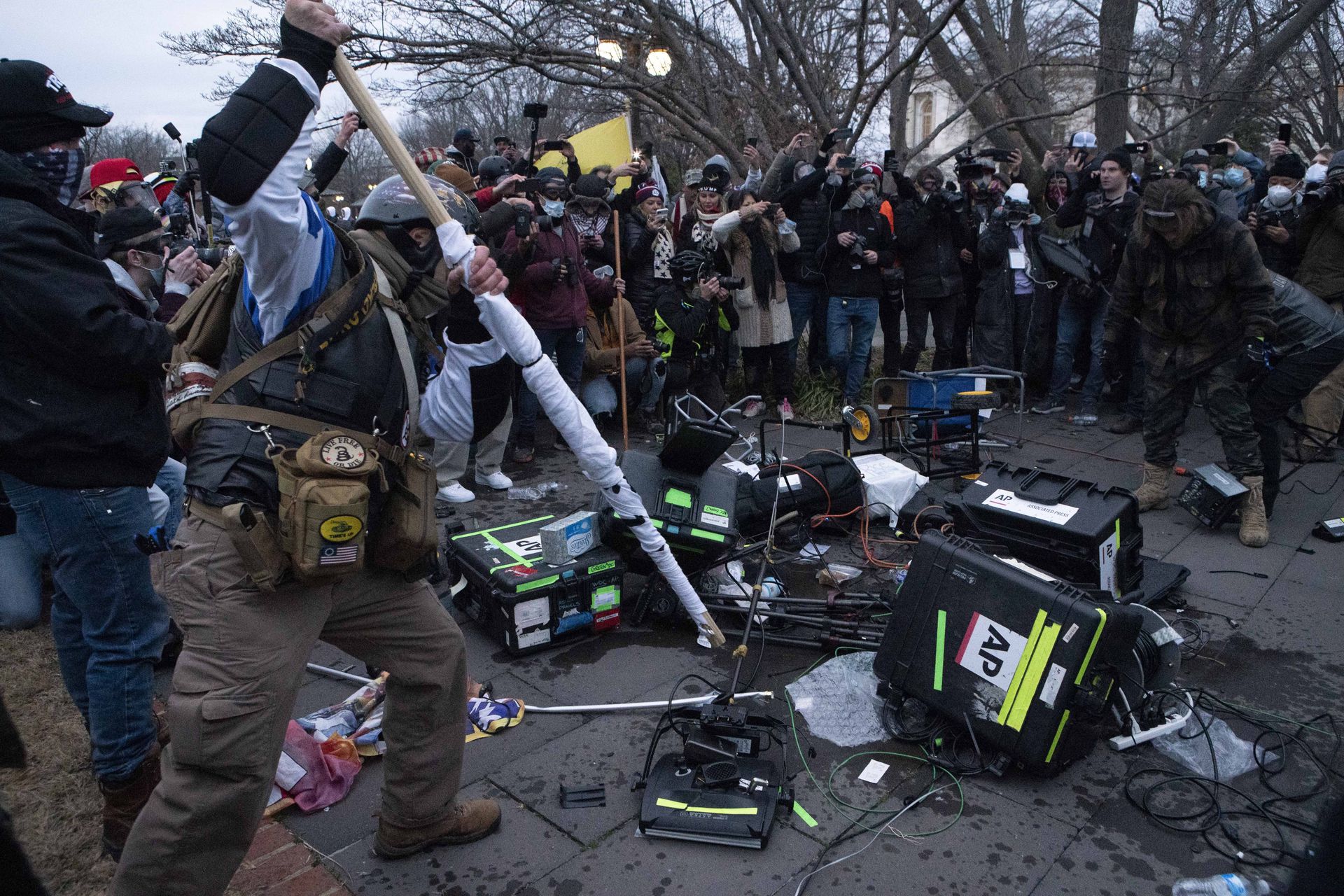 2021年1月6日，示威者在华盛顿国会大厦外破坏电视设备。（AP）