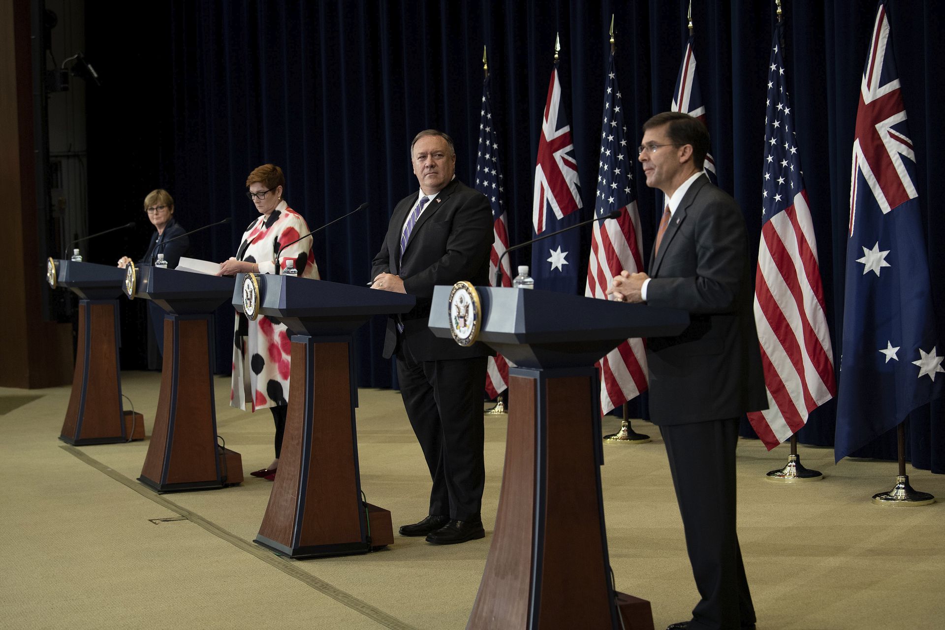 2020年7月28日，在华盛顿，澳大利亚国防部长雷诺兹（Linda Reynolds，左）、澳大利亚外交部长玛丽丝·佩恩（Marise Payne，左二）和蓬佩奥、埃斯珀一起出席记者会。（AP）