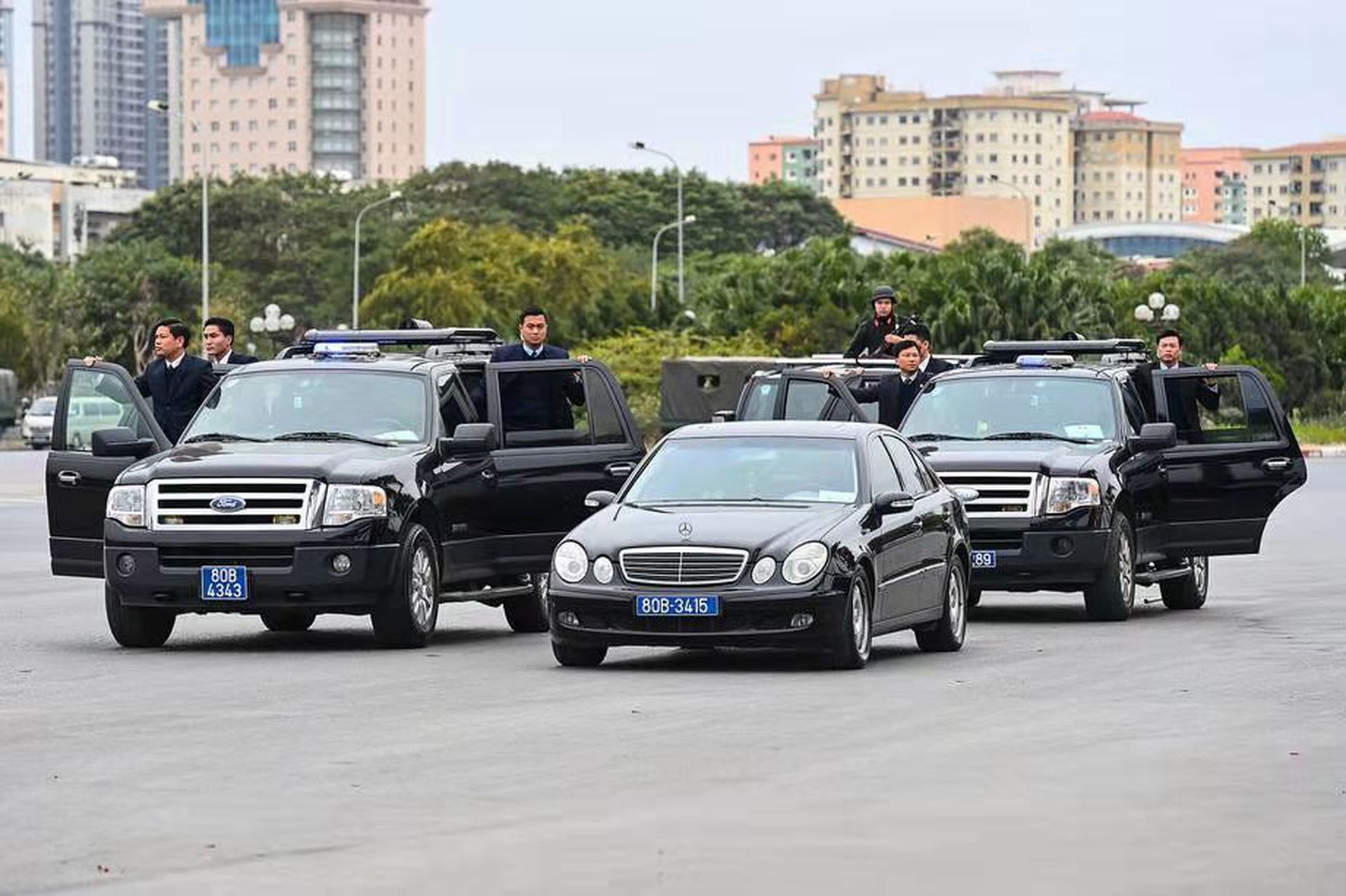 越南军警在此次演习中专门展示了曾在2019年特金会期间频频出镜的悍马型防弹车。（越南快报网页截图）