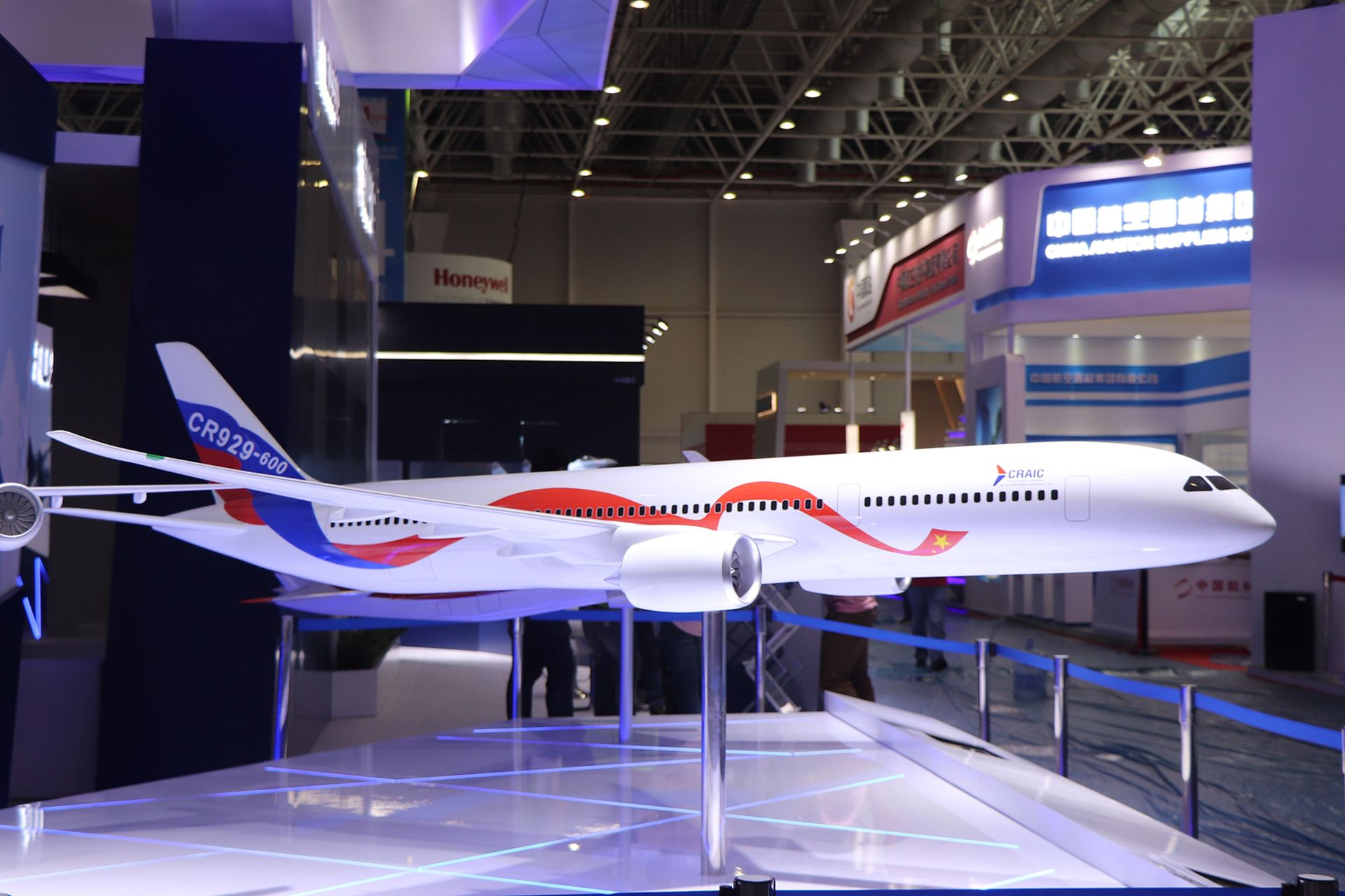 2018年11月5日，俄罗斯航空联合制造集团公司在广东珠海展出的CR929-600大型宽体客机的比例模型。（视觉中国）