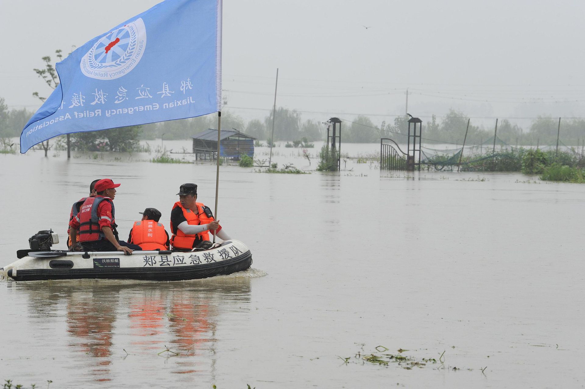 航拍王家坝开闸泄洪:村庄高地变孤岛一片汪洋…