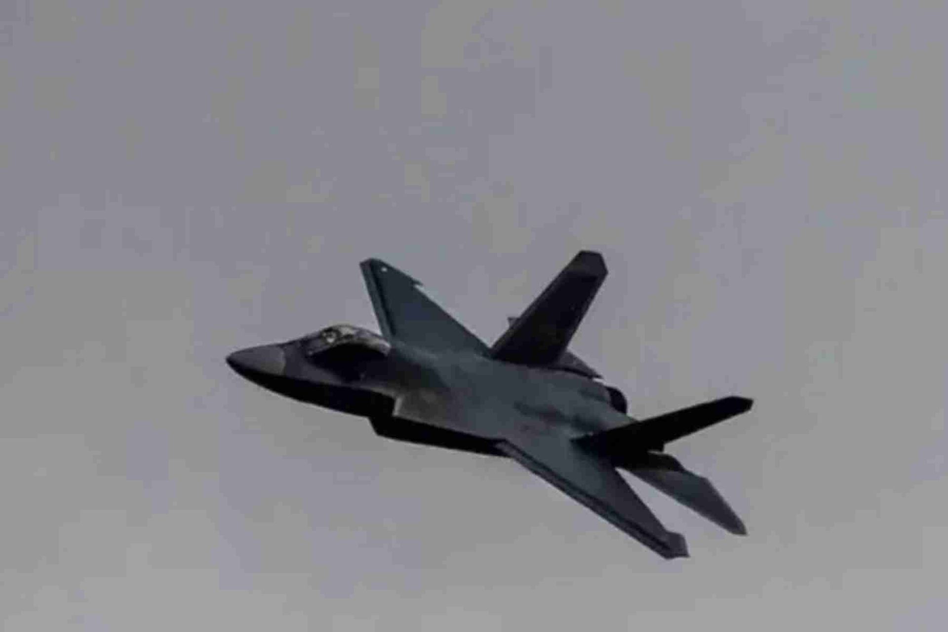 歼-31最新版验证机试飞照曝光。（微博@远途望君 ）