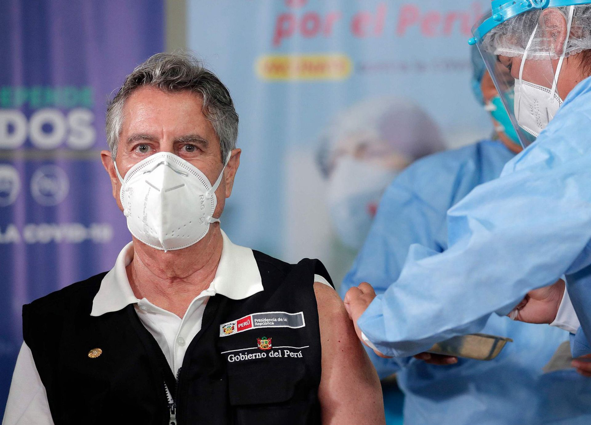 当地时间2月9日晚间,秘鲁总统弗朗西斯科·萨加斯蒂(Francisco Sagasti )接种了中国国药疫苗。(微博@寰亚SYHP) 当地时间2月9日晚间,秘鲁总统弗朗西斯科·萨加斯蒂(Francisco Sagasti )接种了中国国药疫苗。(微博@寰亚SYHP)