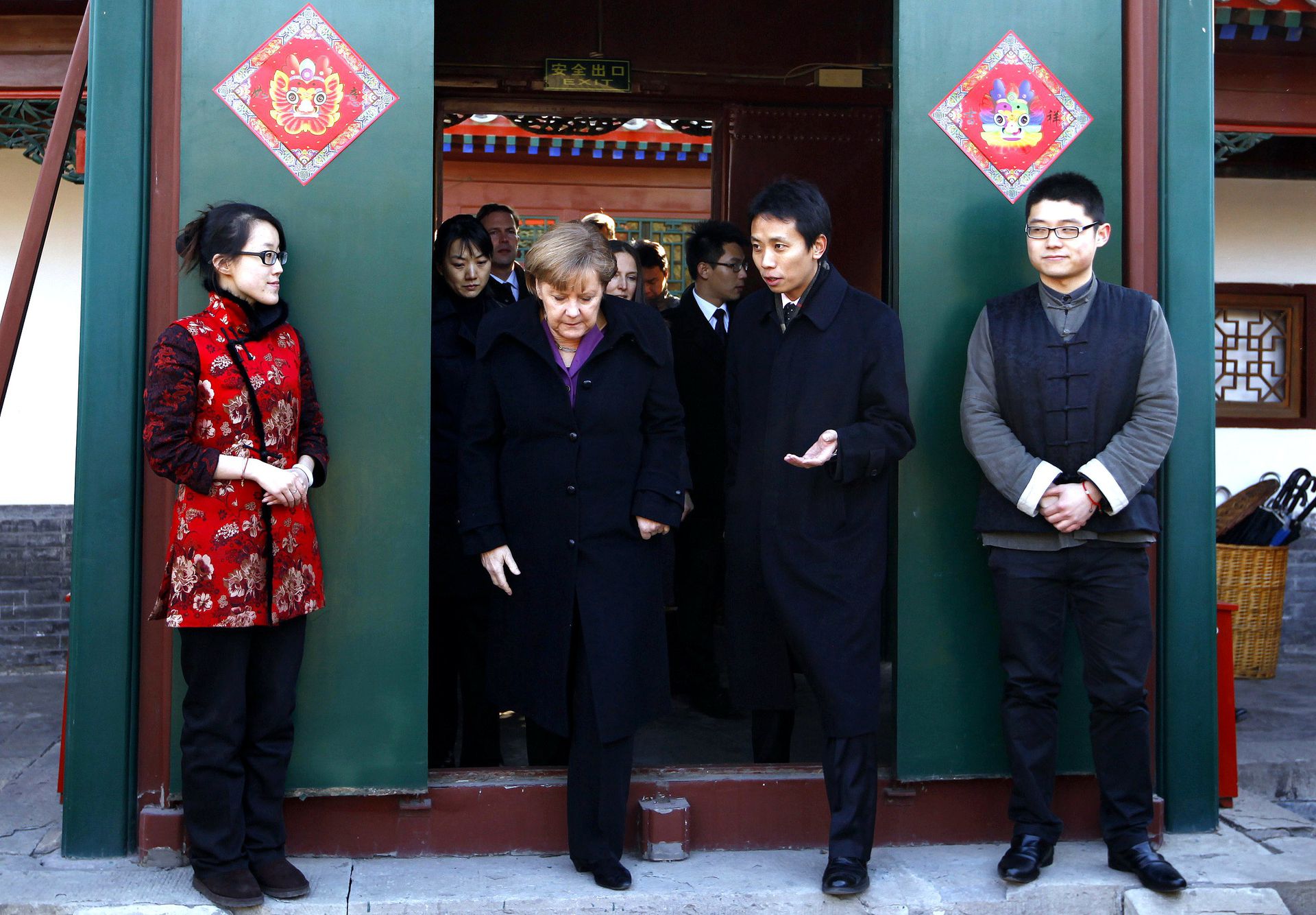 2012年2月2日，结束了在中国社科院的演讲之后，默克尔忙里抽闲参观了北京南锣鼓巷文化街。（视觉中国）