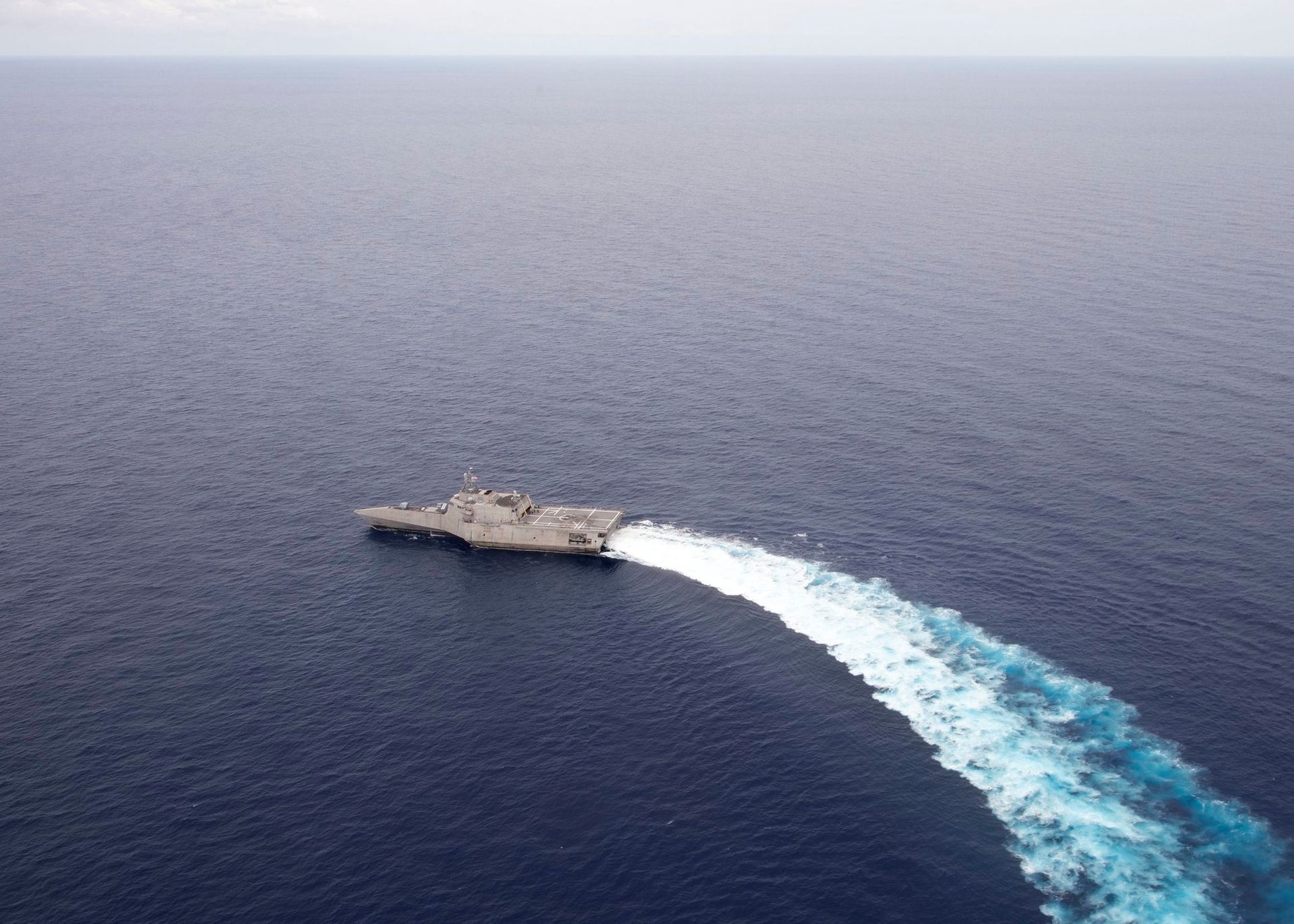 美国太平洋舰队发布的照片显示，“吉福兹”号濒海战斗舰在南海海域进行快速机动。（Facebook@USPacificFleet）