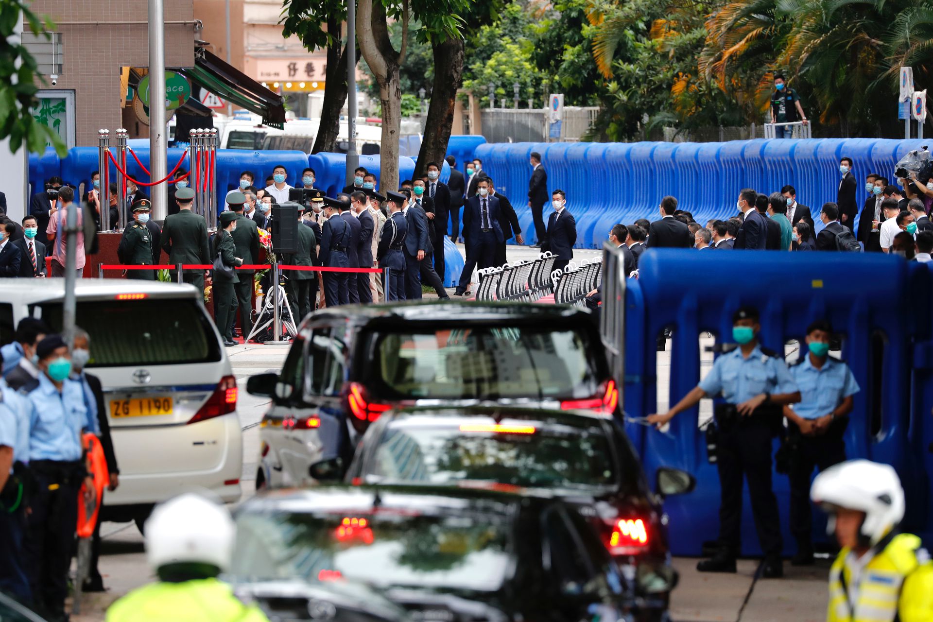 7月8日，中国中央人民政府驻香港特别行政区维护国家安全公署在香港揭牌。图为众多官员和嘉宾8日在中国香港出席国家安全公署的揭牌仪式，警方派出大批警力维护治安。（Reuters）