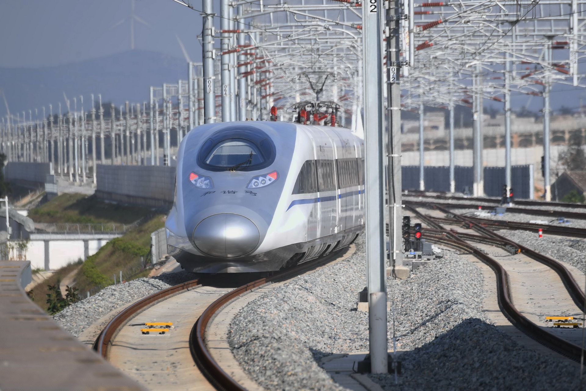 2020年12月26日，G5322次列车驶出福平铁路平潭站。（新华社）