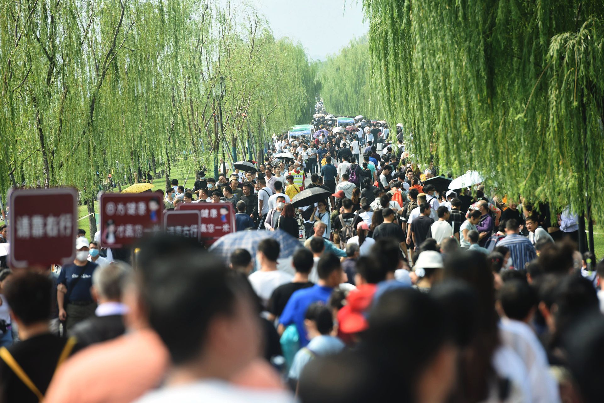 2020年10月1日，中国杭州市西湖景区白堤上人山人海。（视觉中国）