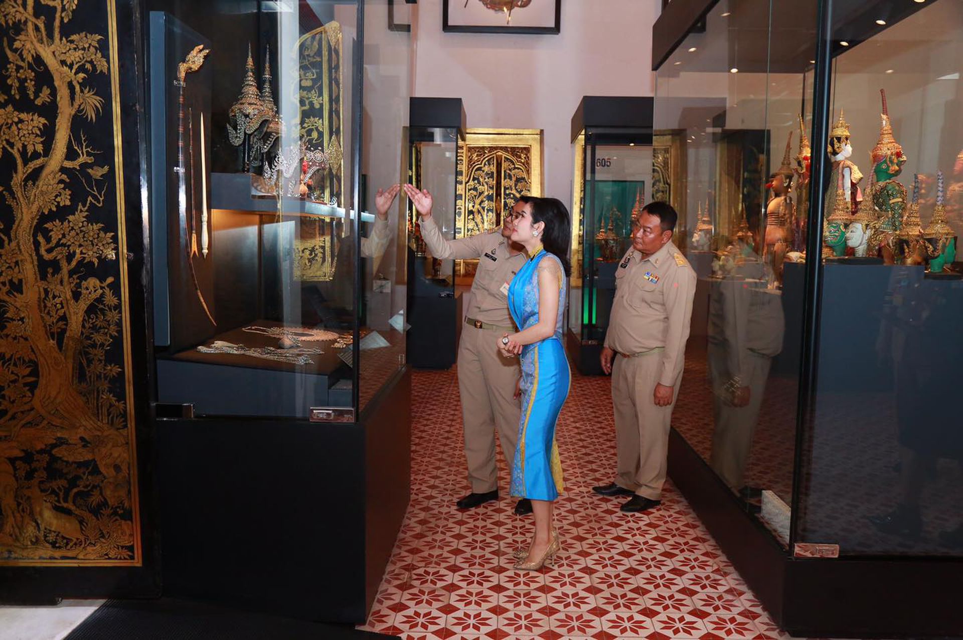 2020年11月24日，诗妮娜王妃参观泰国国家博物馆的古物和人工制品展览。（Twitter@Royal World Thailand）