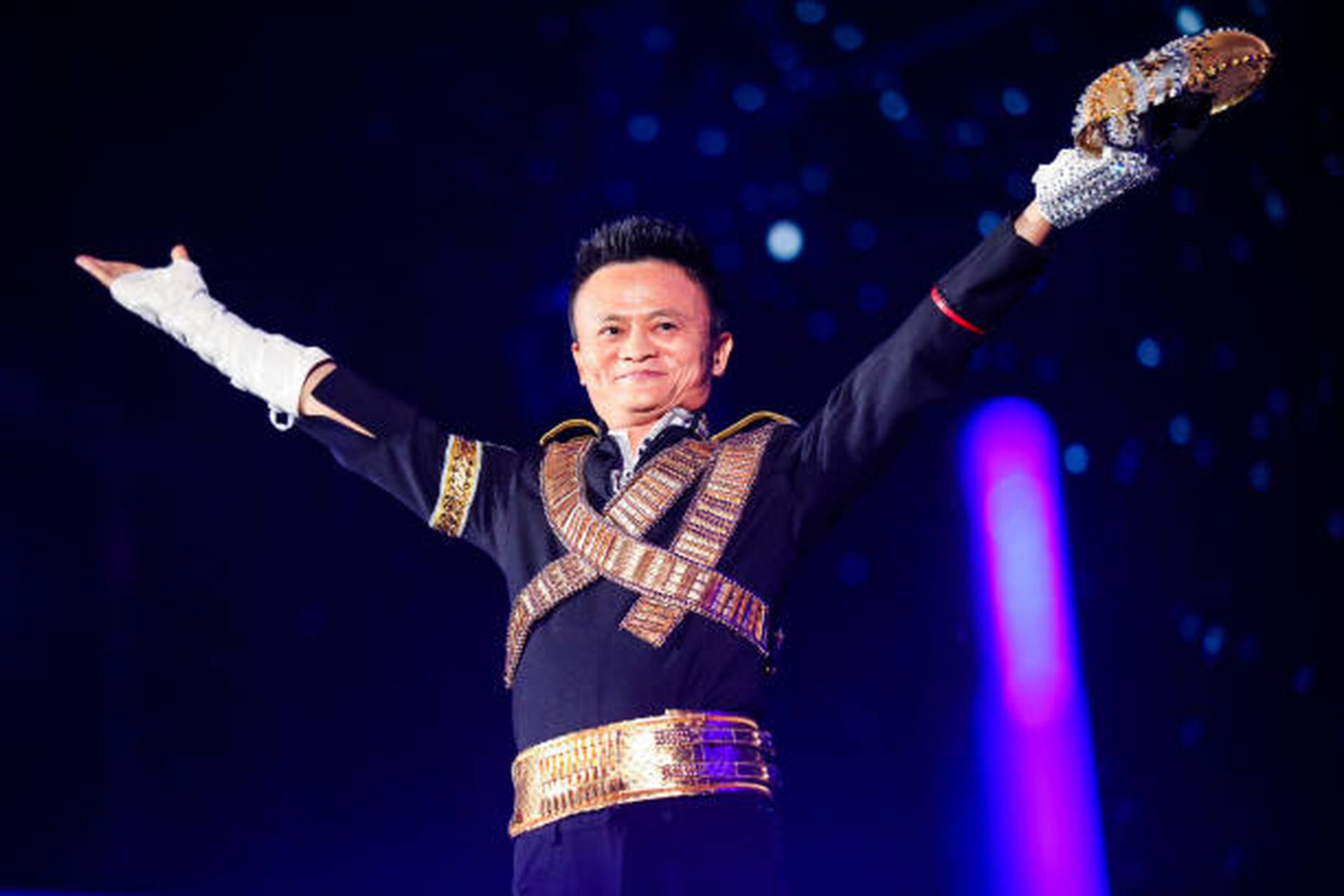 2017年9月8日，阿里巴巴集团成立18周年之际，马云在杭州黄龙体育中心表演。（Getty）