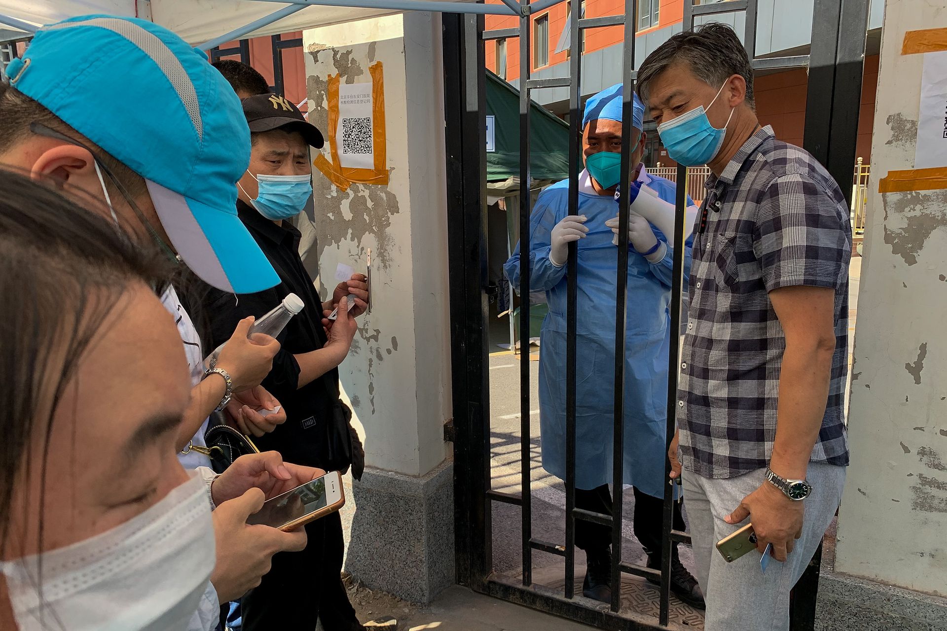 北京新冠肺炎确诊病例连续攀升，多地街道、社区开展核酸检测。（Getty）