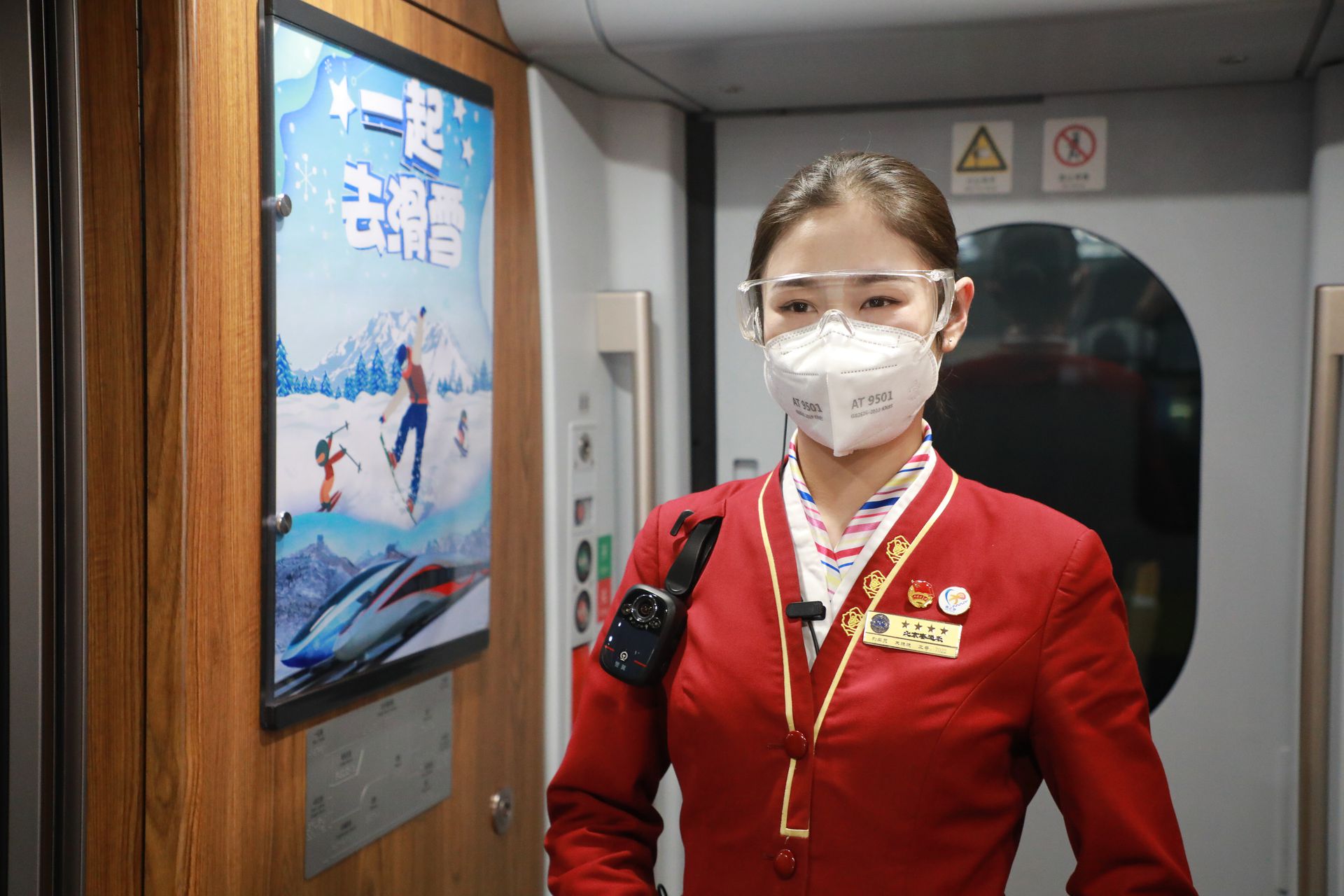 北京冬奥列车配有高铁移动主题邮局，无障碍设施应用，人性化客舱设计，信息交互、灯光调节智能化等。（视觉中国）