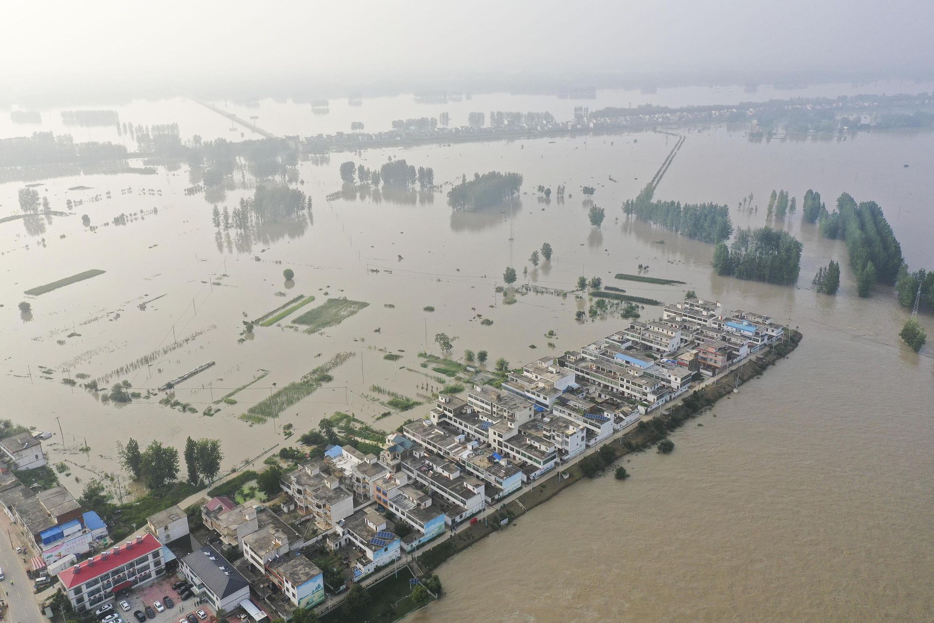 航拍王家坝开闸泄洪:村庄高地变孤岛一片汪洋…