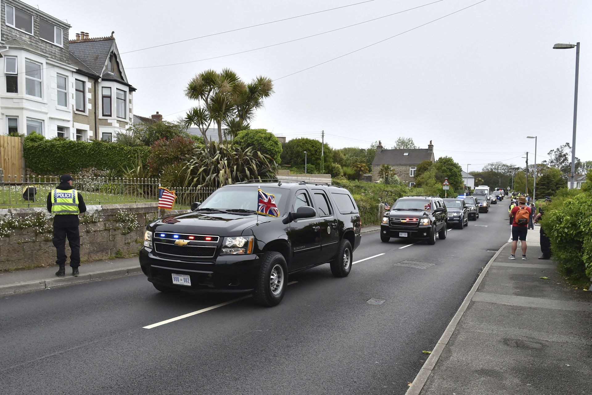 2021年6月10日，美国总统拜登车队抵达英国康沃尔的卡比斯湾酒店。（AP）