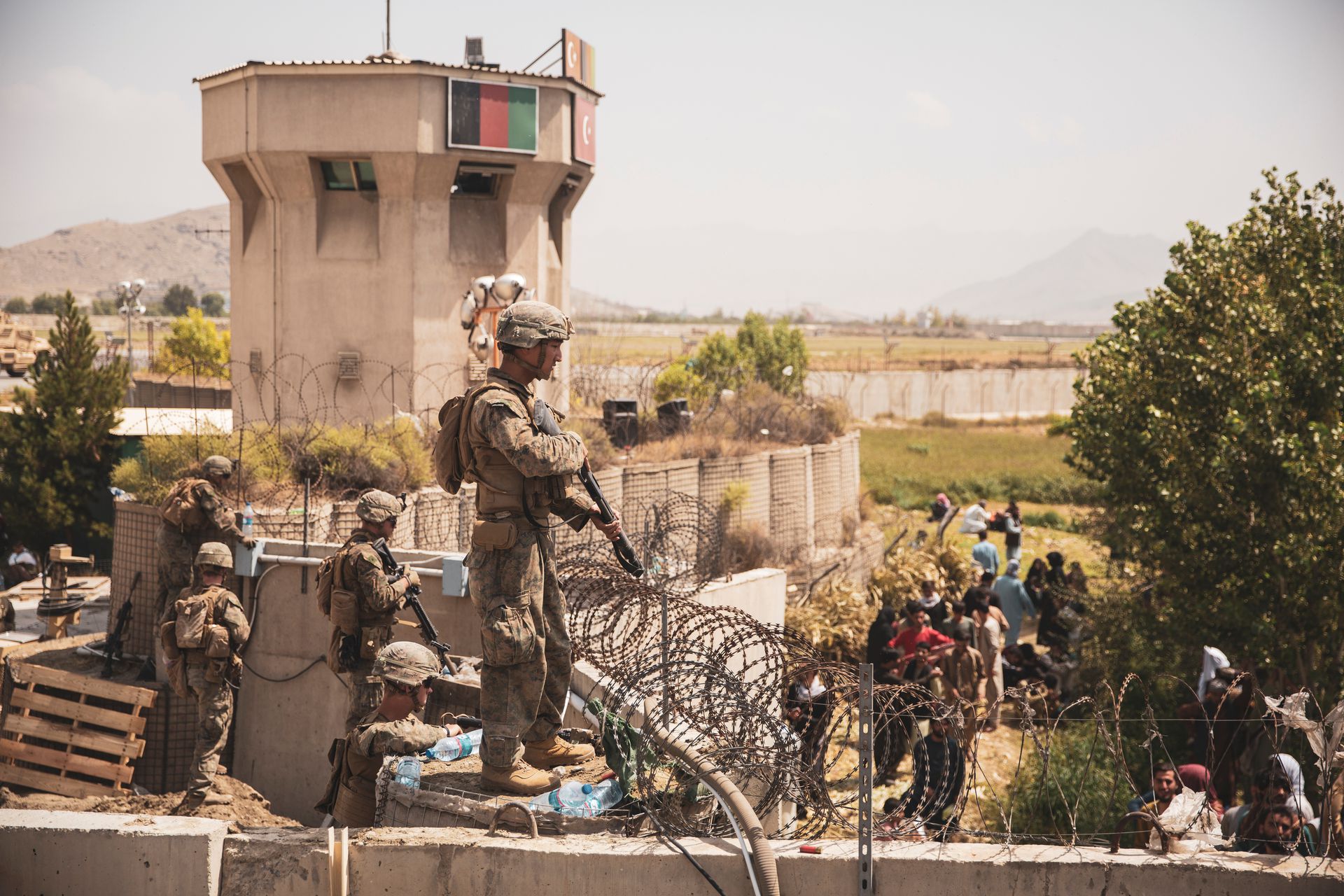 2021 年 8 月 20 日，美国海军陆战队在阿富汗喀布尔哈米德卡尔扎伊国际机场的撤离人员控制检查站站岗。（Reuters）