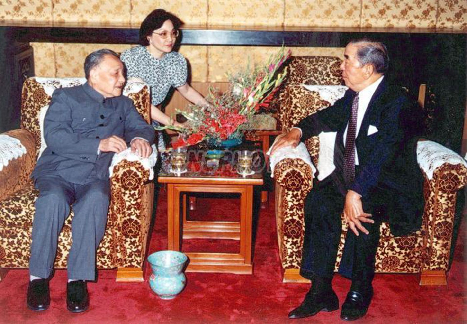 1990年6月，邓小平与包玉刚交谈香港问题。（VCG）