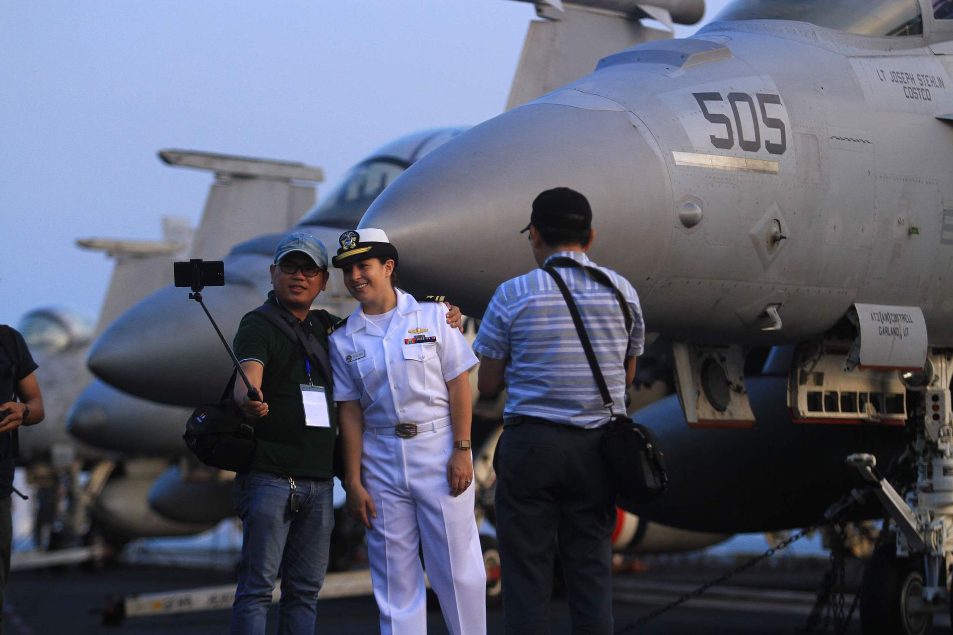 2018��3��5�գ�������ĸ��������ɭ�š���USS Carl Vinson������5,000��ʿ���ִ�Խ�ϣ�ͣ��᭸��в���ʼһ��4��ķ��ʣ�������1975��Խս���������43�����������״δ��ģ��Խ�����Ӿ��й���