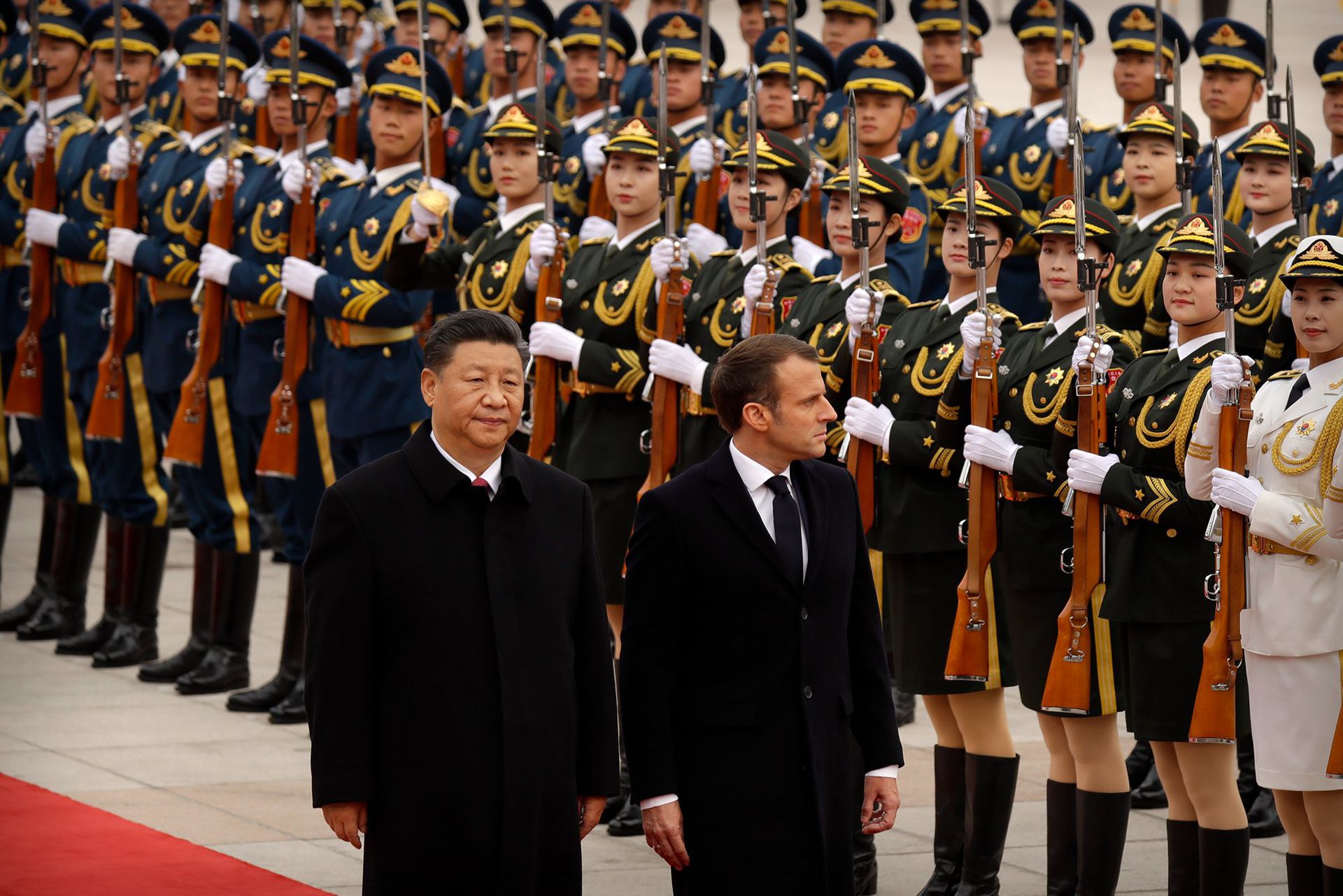2019年11月6日，在北京人民大会堂举行的欢迎仪式上，习近平和法国总统马克龙检阅仪仗队。（AP）