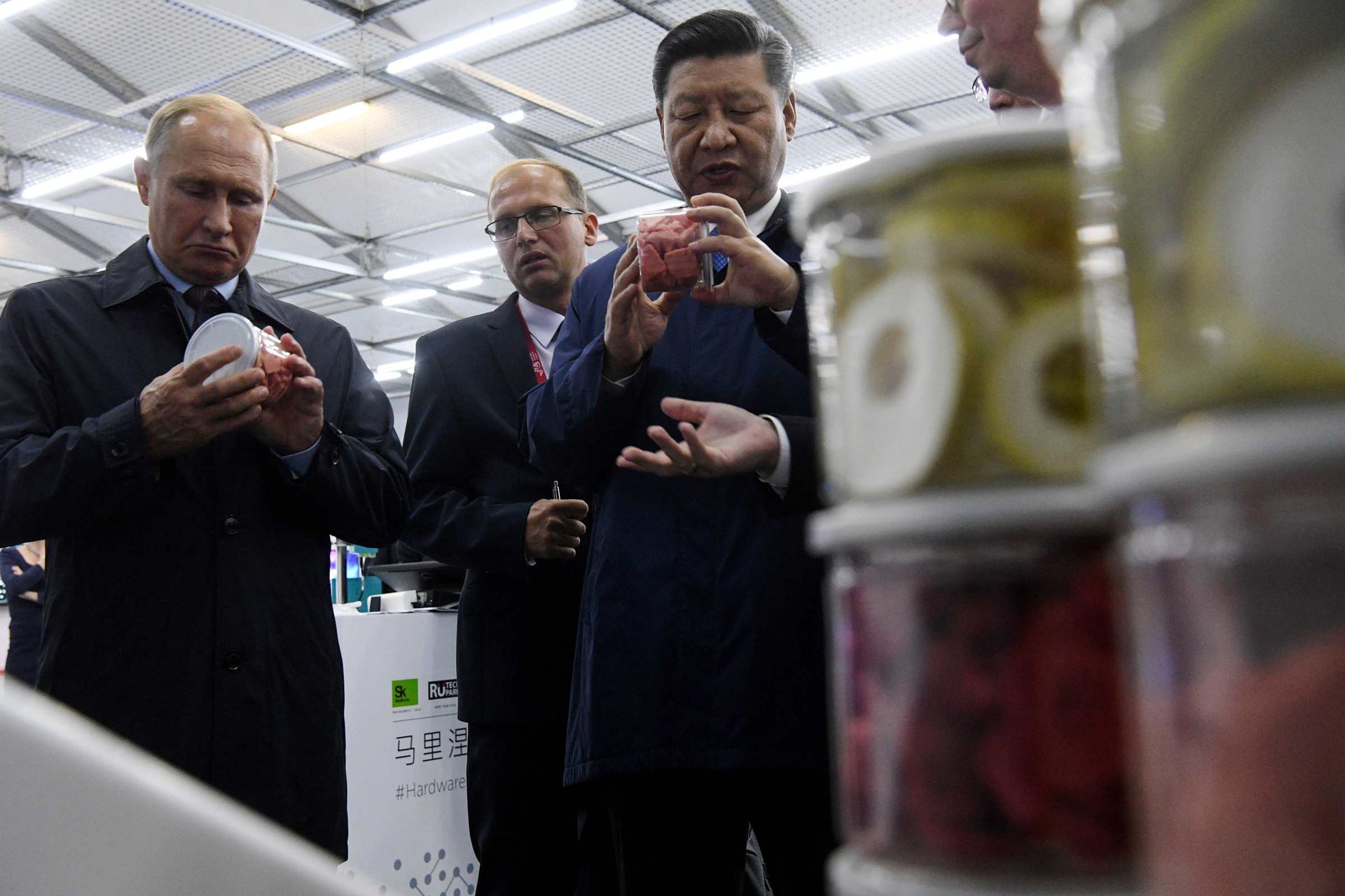 2018年9月11日，习近平与普京参加第四届东方经济论坛期间，参观俄罗斯农产品展台。（AFP）