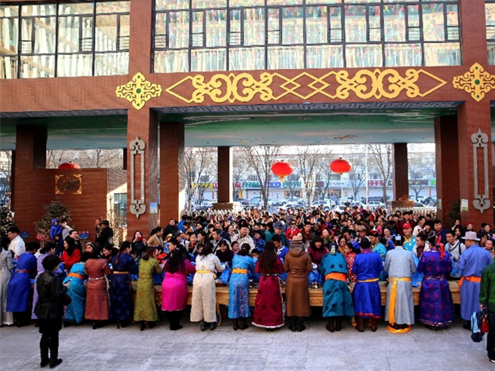 2018年2月28日，呼和浩特民族实验学校校园开学首日，师生和家长运用蒙古族传统礼节互相拜年。（新华社）