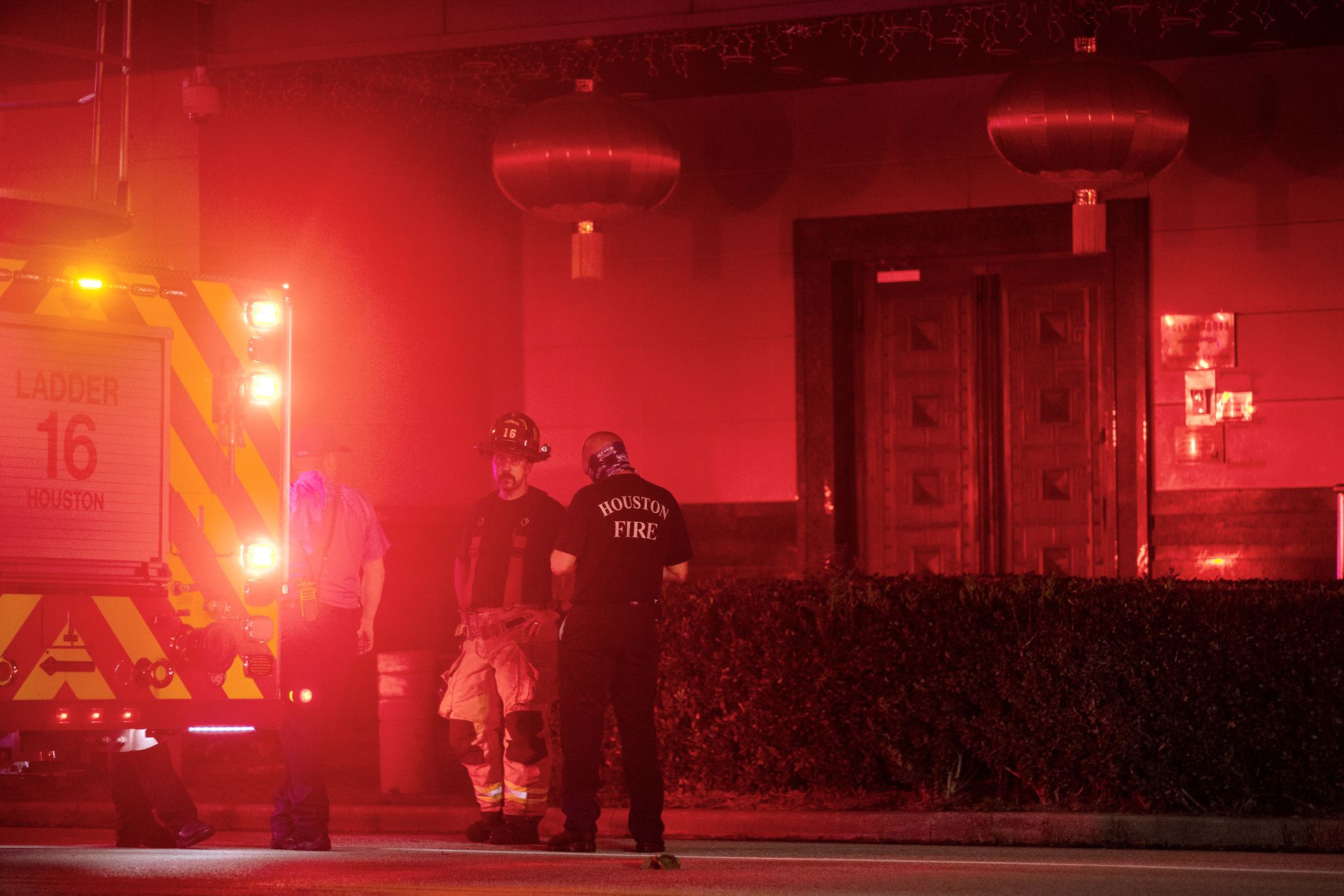 7月21日，休斯敦当地消防人员和车辆停靠在中国驻休斯敦总领事馆外，领事馆内，中国外交人员正在焚烧文件，浓烟滚滚。（AP）