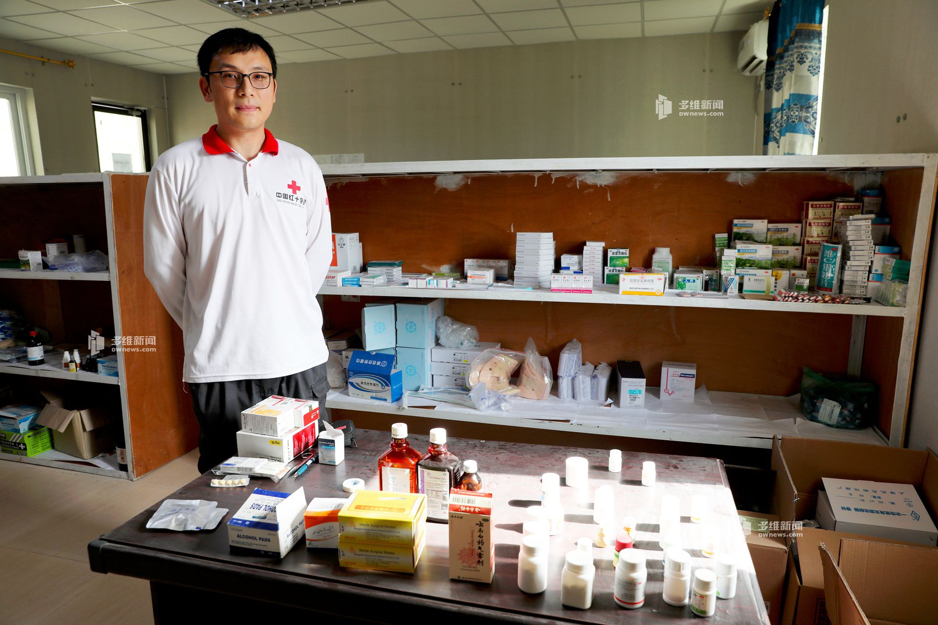 第二批中国红十字援瓜达尔港医疗队胡弘站在临时医疗室内，这是中国在瓜达尔港援建的一所红十字会医院。