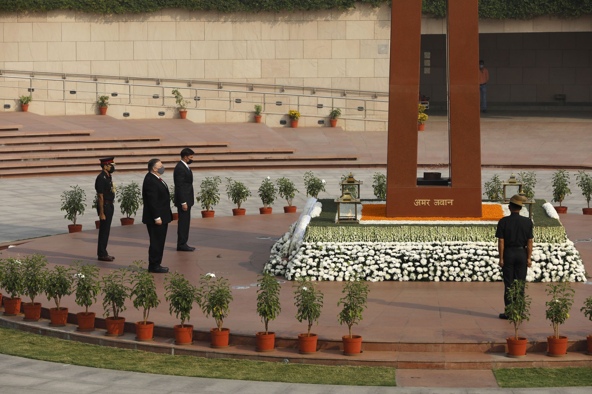 2020年10月27日，埃斯珀和蓬佩奥在印度新德里的国家战争纪念碑前致敬。（AP）
