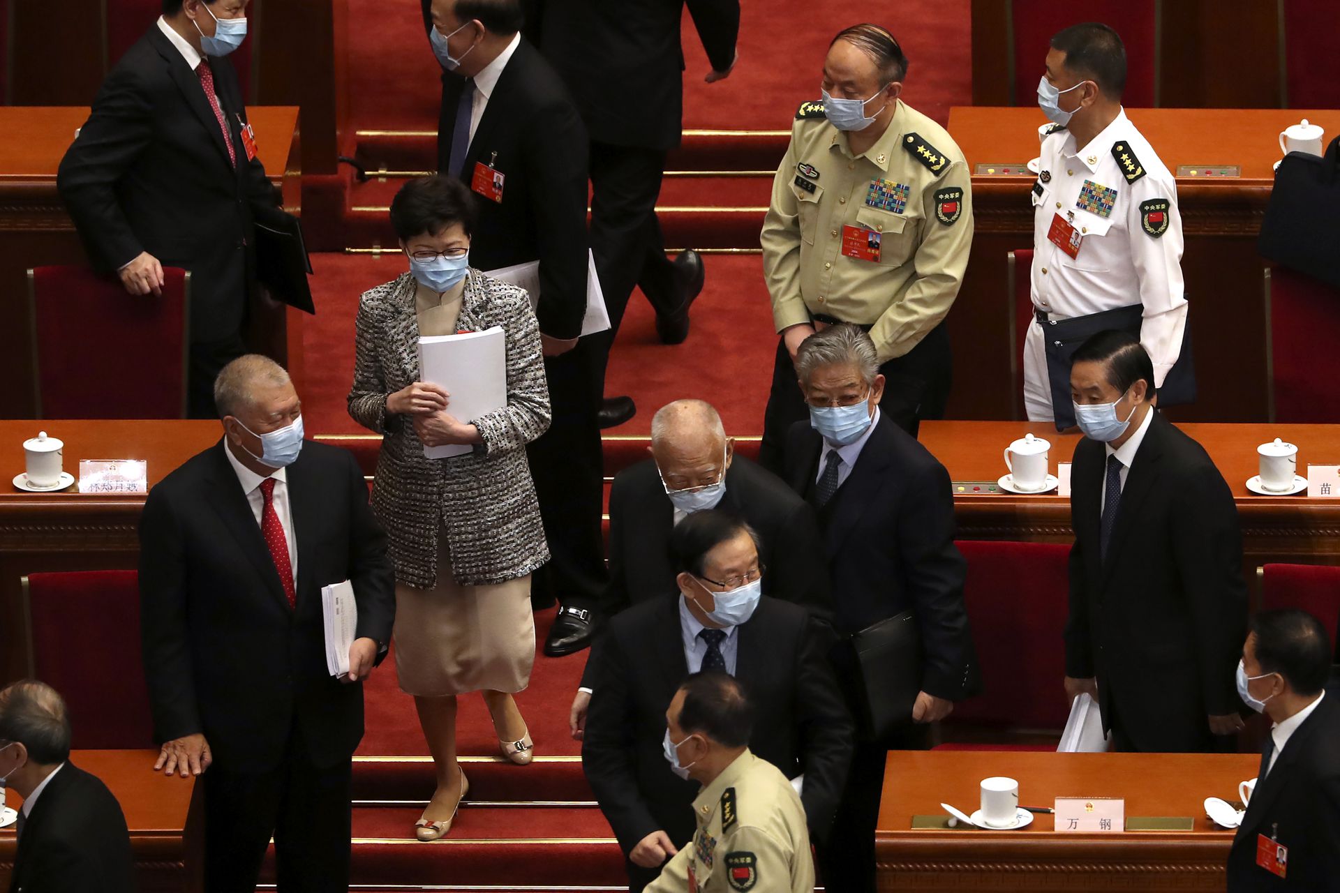 2020年5月22日，在北京人民大会堂，香港特区行政长官林郑月娥（左二）在中国全国人民代表大会开幕式后离开。（AP）