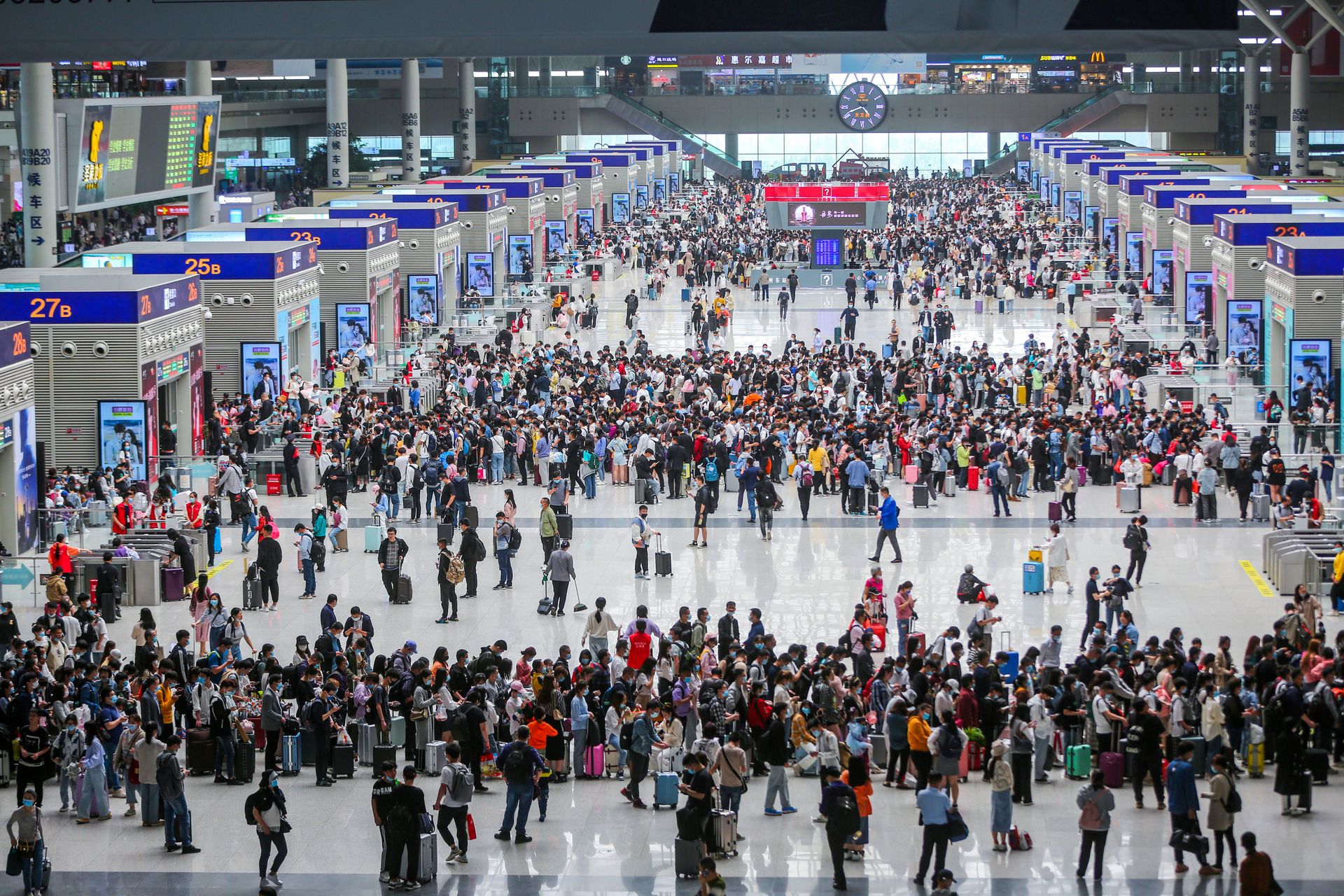 2021年4月30日，郑州东站迎出行客流高峰，大批旅客在候车厅内排队等待乘车。（视觉中国）