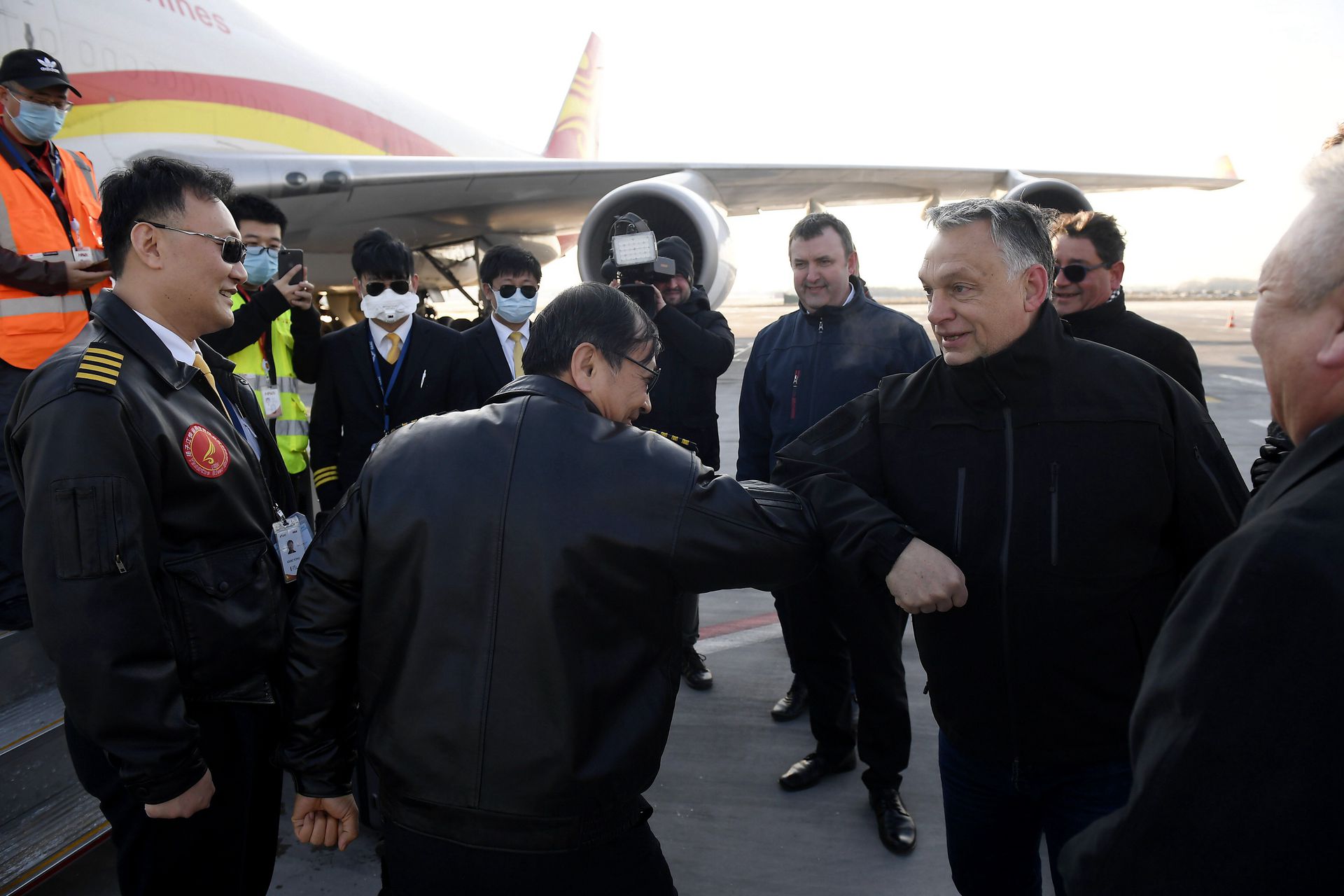 2020年3月24日，匈牙利总理欧尔班欢迎中国航空公司工作人员，这次运送的物资包括300万个口罩、86个呼吸机等医疗物品。（AP）