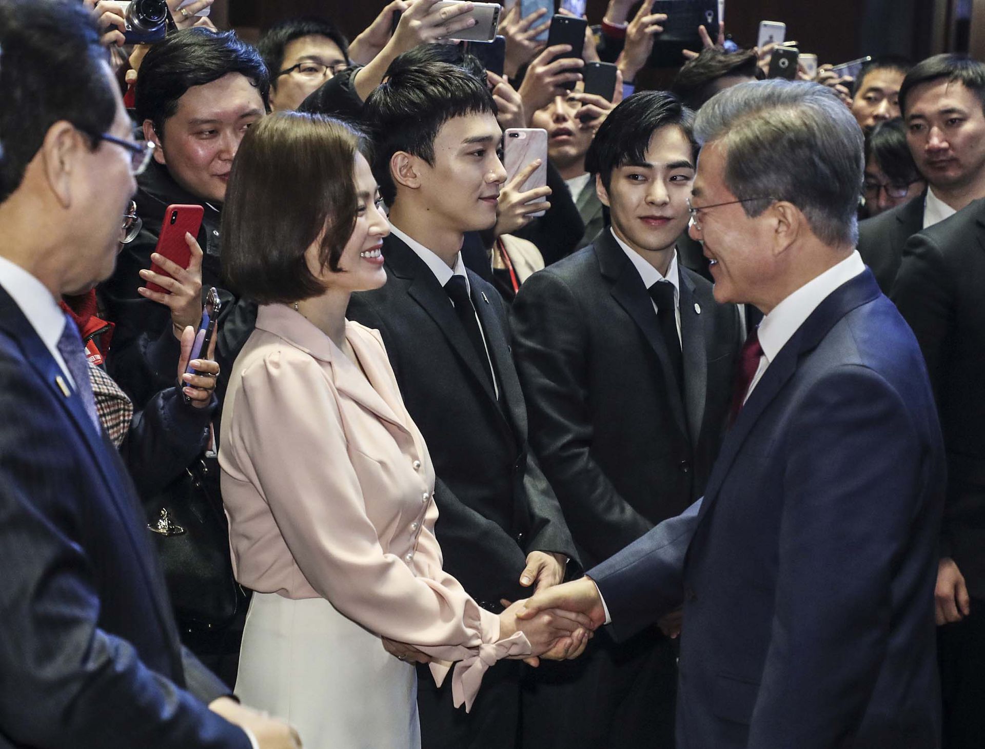 2017年12月14日，正在中国访问的韩国总统文在寅出席中韩经贸合作交流会，韩国演员宋慧乔以及韩国男团EXO的部分成员参加。（视觉中国）