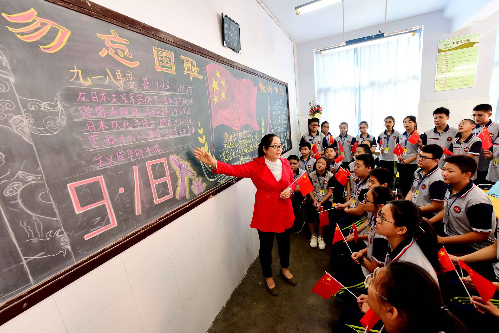 2018年9月17日，中国山东省青州市东关回民初级中学学生在听老师讲解“九一八”事变有关知识。（视觉中国）