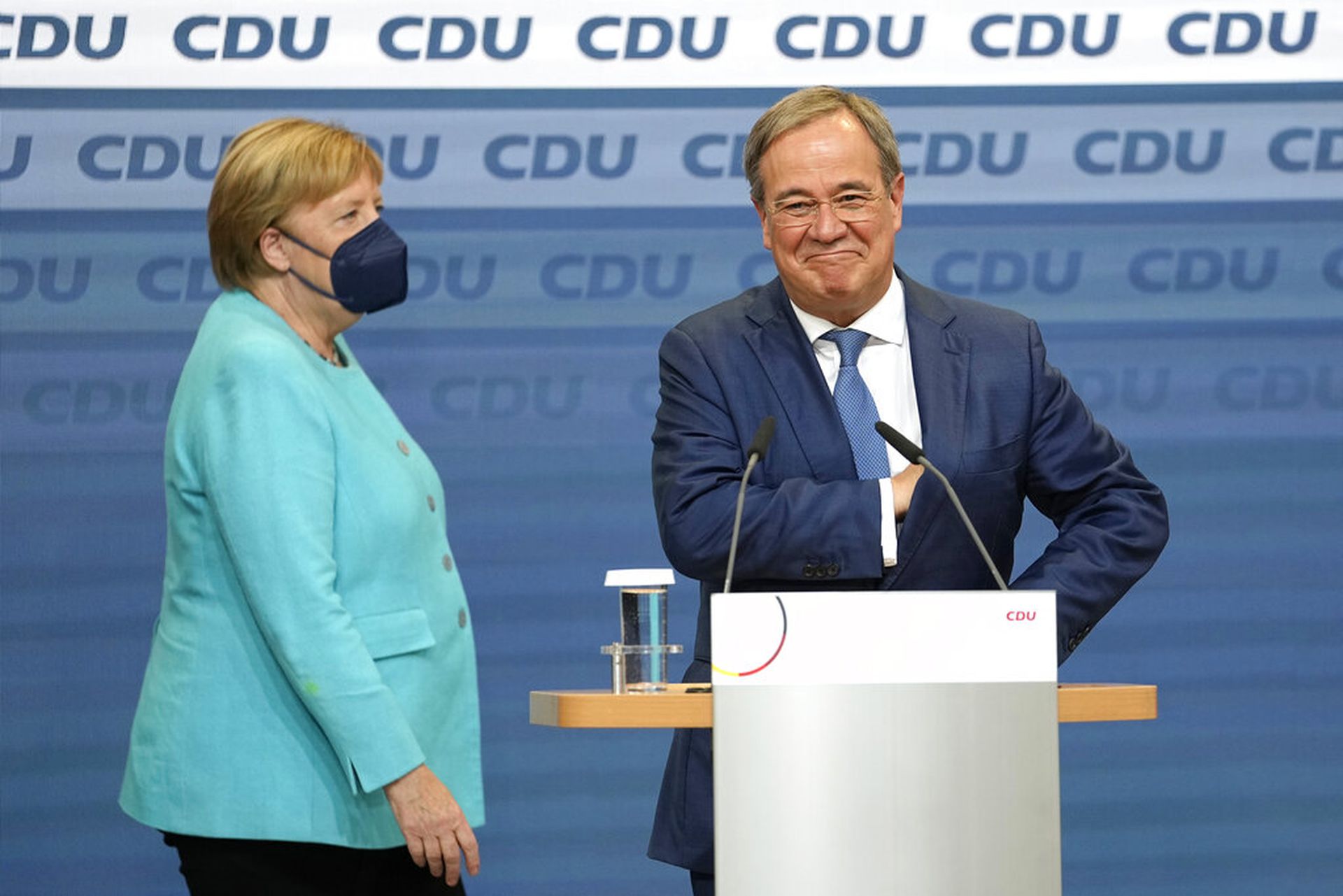 2021年9月26日，在德国柏林基民盟，在德国联邦议会大选当日看，德国总理默克尔(Angela Merkel)站在基民盟首席候选人阿明·拉谢(Armin Laschet)(右)旁边。（AP）