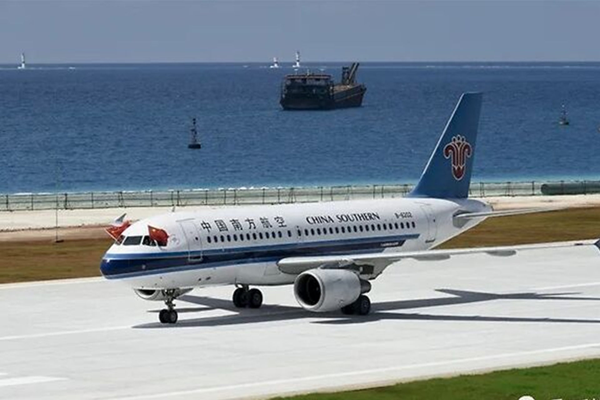 中国南方航空公司的客机在南沙美济岛新建机场着陆。(微信@兵工科技) 中国南方航空公司的客机在南沙美济岛新建机场着陆。(微信@兵工科技)